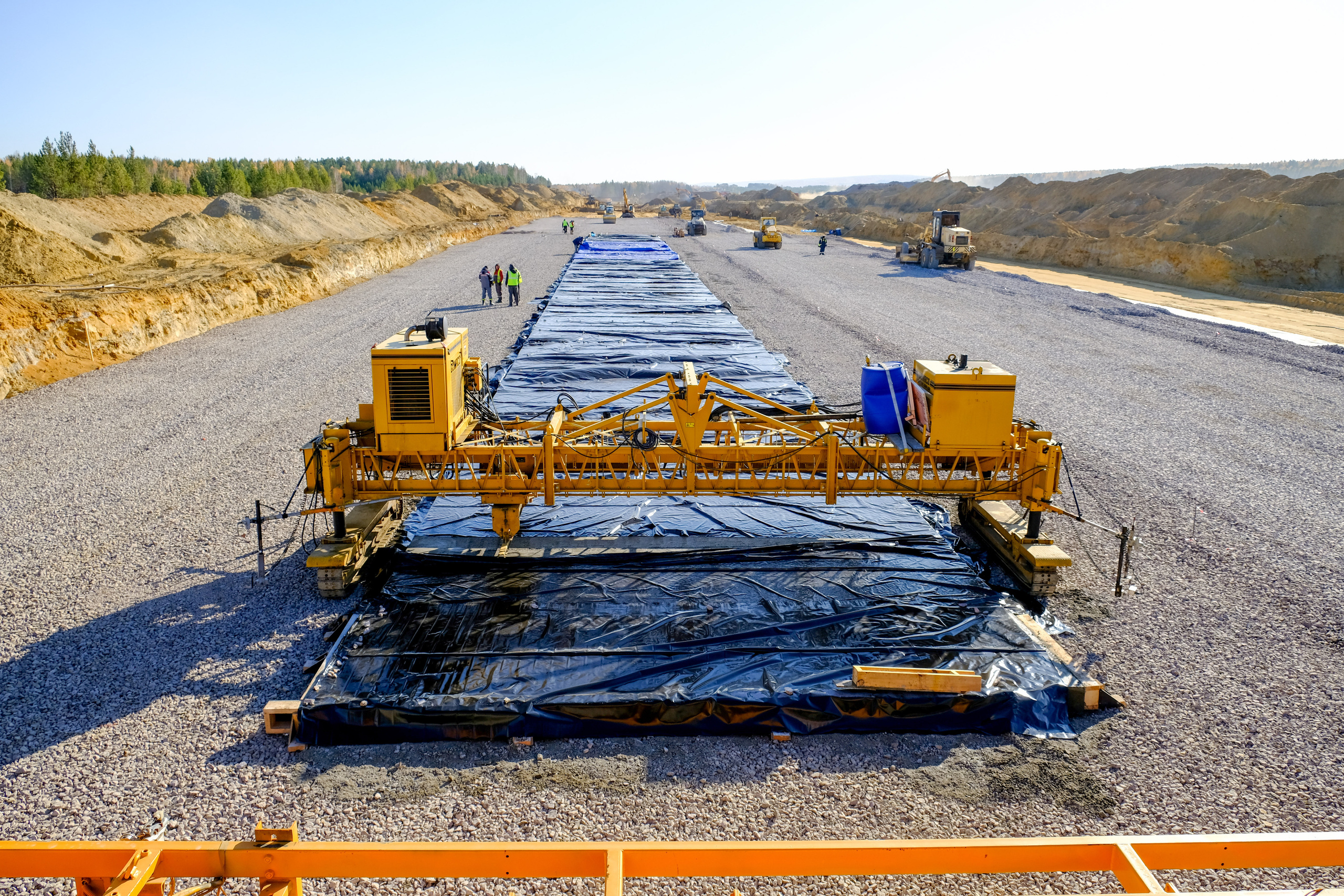 Фотография Оборудования для производства бетонного дорожного покрытия при строительстве взлетной полосы 