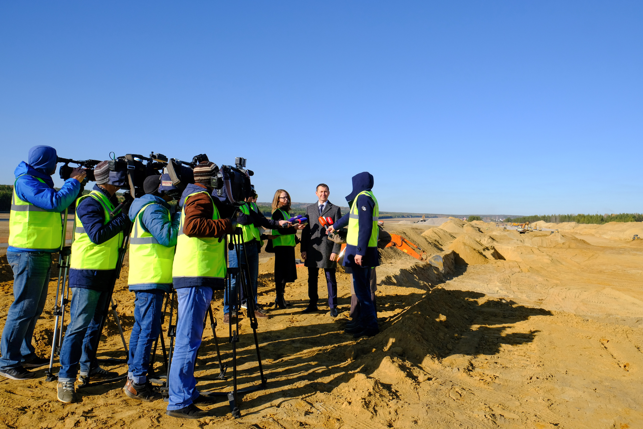 Фотография интервью у первых лиц города  на производственном объекте 