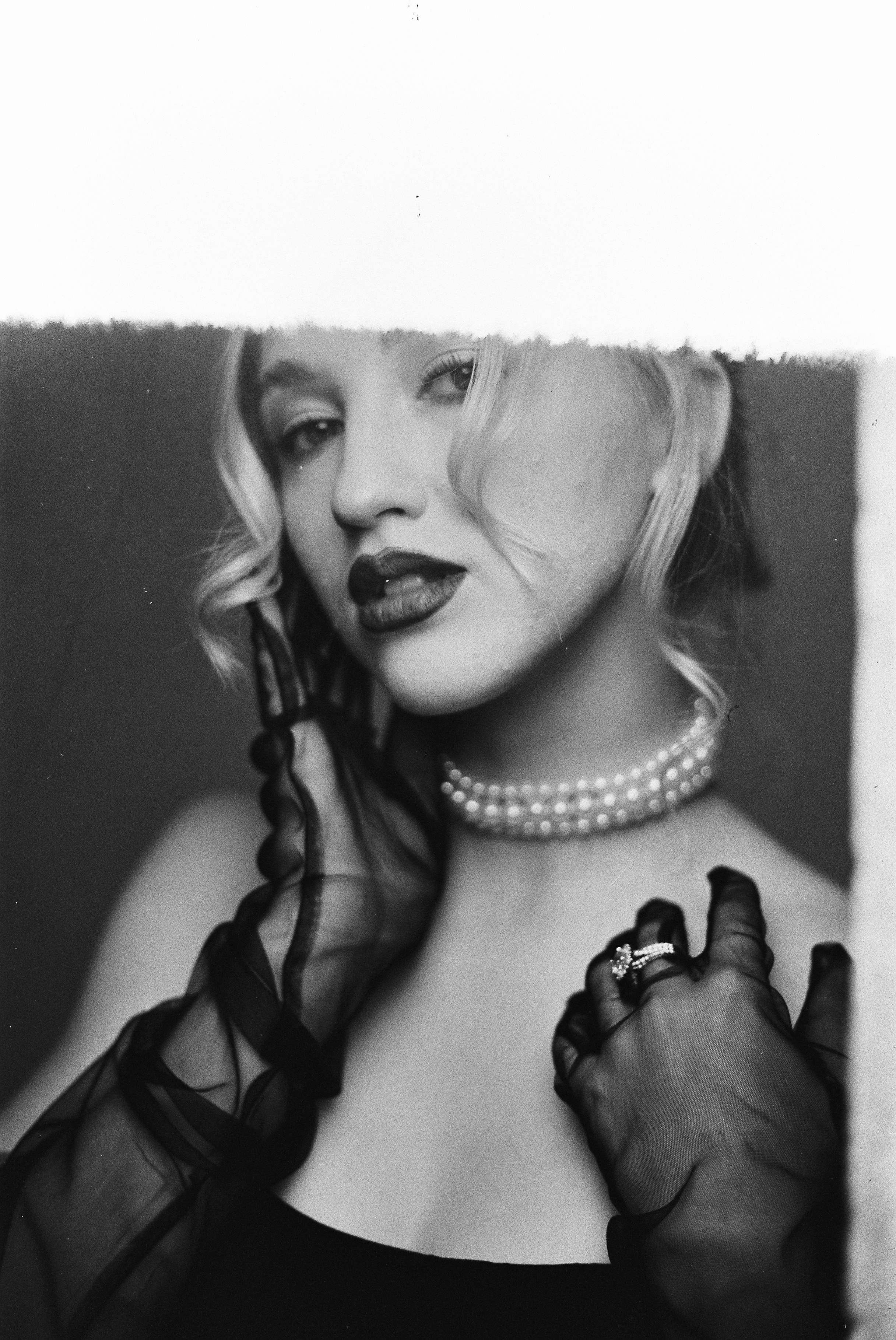 Пример чб портрета на циклораме от фотографа в Москве. Съемка для портфолио и актерских проб. Глубокий бесшовный фон и игра с светом.