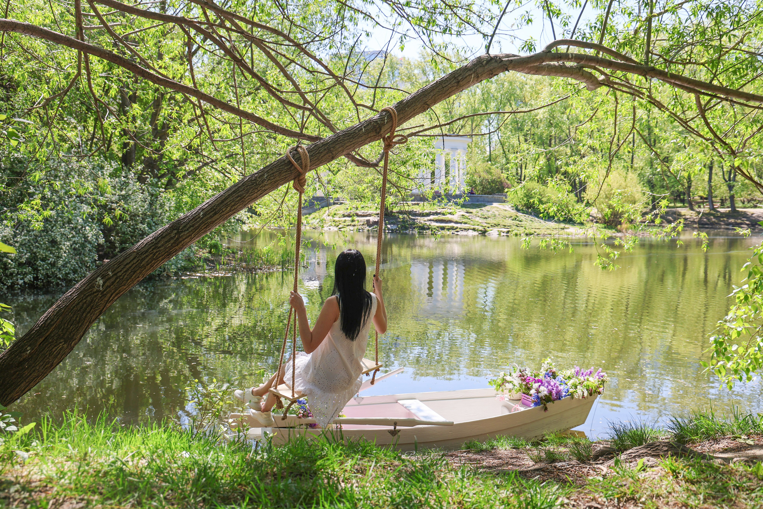 Фотосессия в лодке, лодка, озеро, платье, книга, шляпа, зонт, перчатки, весла, лето. Свадебный, семейный, женский и детский фотограф из Екатеринбурга