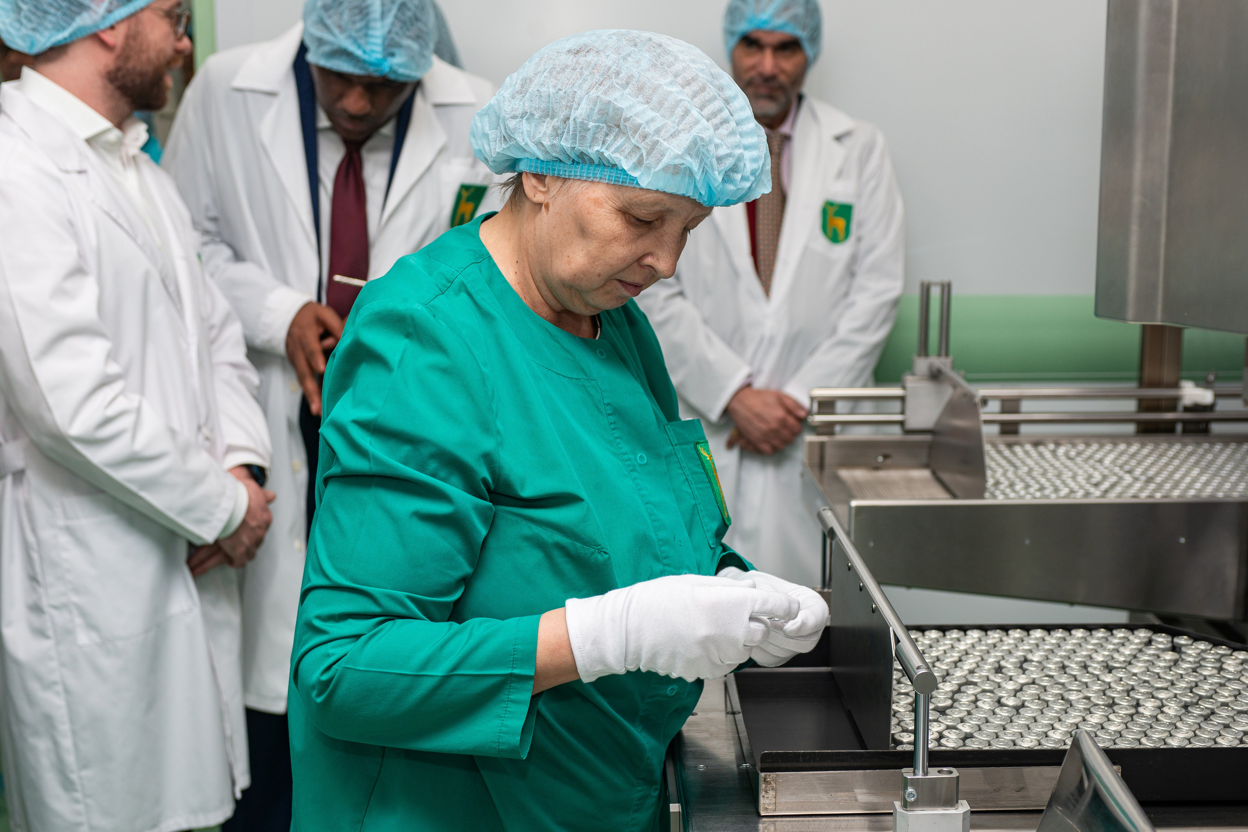 Репортажная съёмка делегации из Катара на производстве Эндофарм. Репортажный и персональный фотограф в Москве