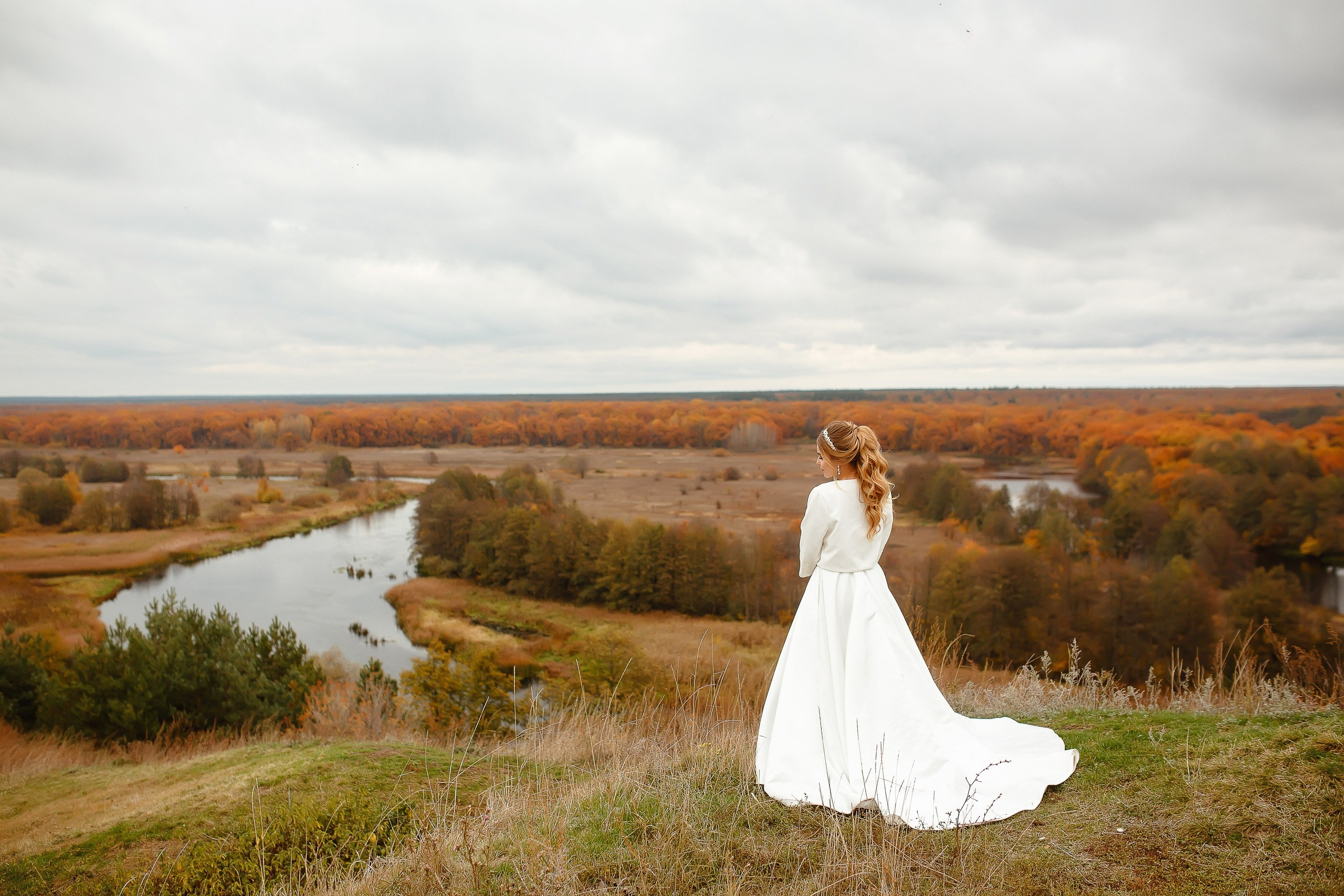 Невеста  на фоне красивого осеннего пейзажа на фоне Холмов в Рамони