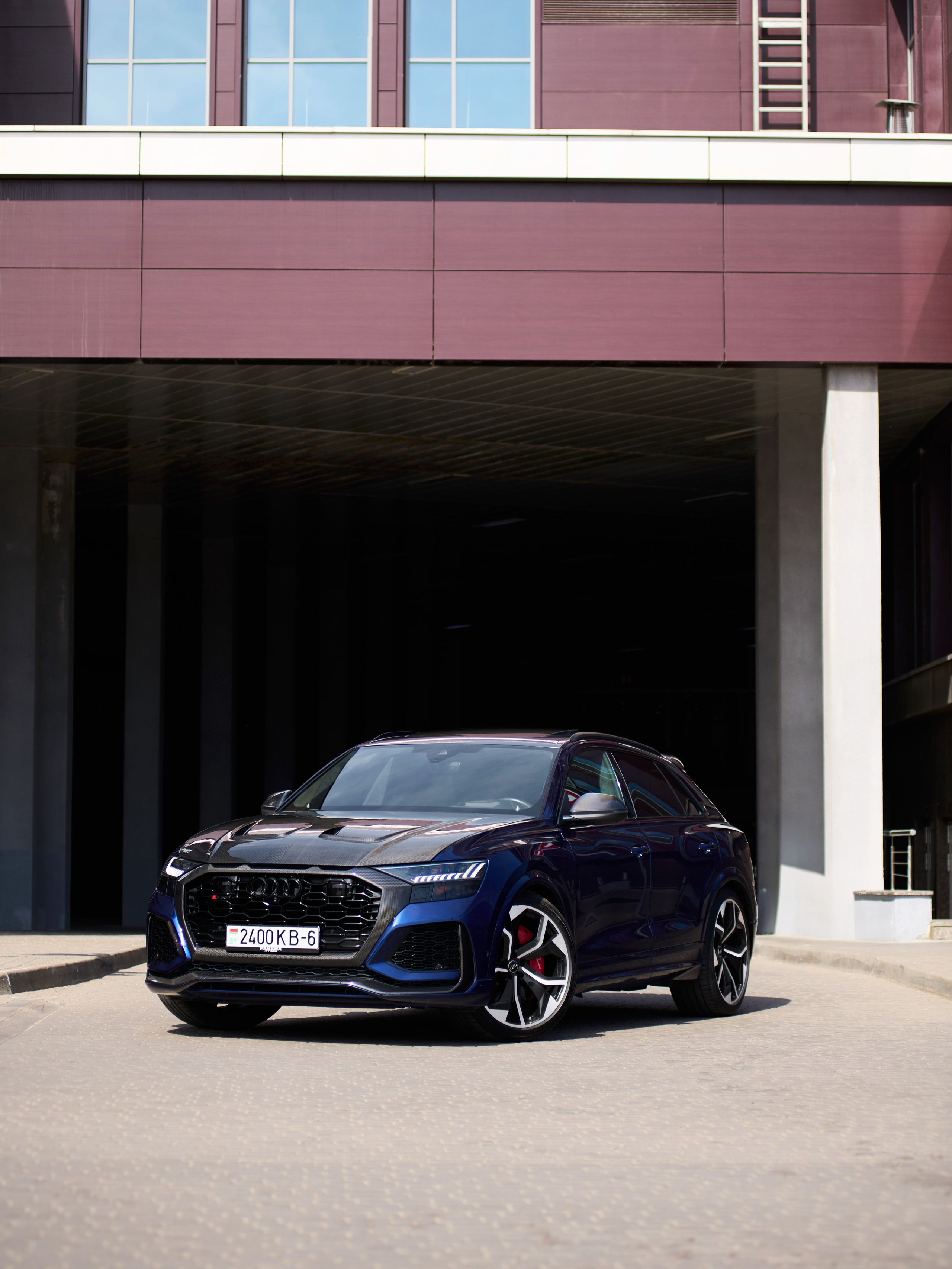 Audi RS Q8 у современного здания, передний ракурс