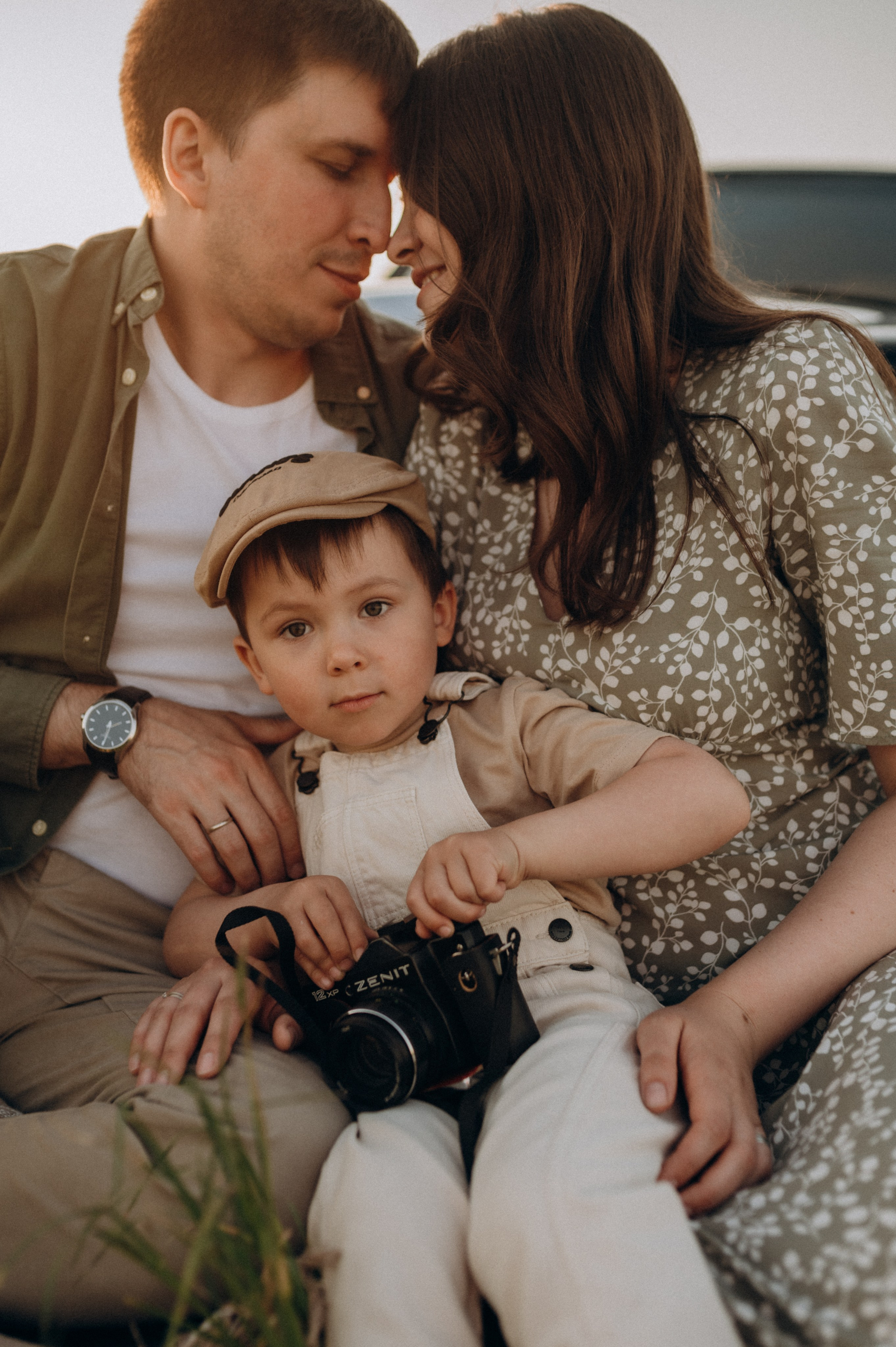 С машиной. Семейный фотограф Нагорнова Виктория