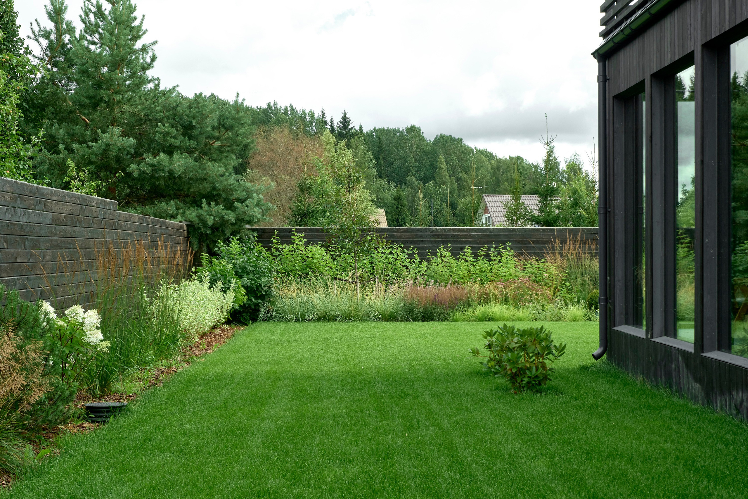 Ландшафтный и интерьерный фотограф Наталья Соловьева. Фотосъемка частного сада под Гатчиной для Таисьи Игошиной | interioto