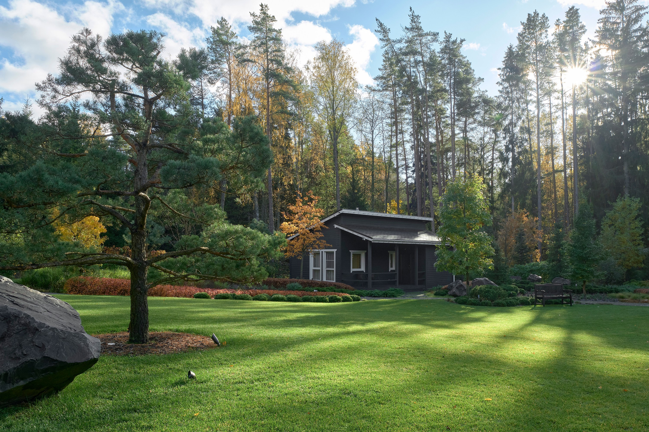 Усадьба Хрустальное: фотосъемка частного сада Валерия Федотова в Репино для L.BURO. Фотограф Наталья Соловьева | interioto