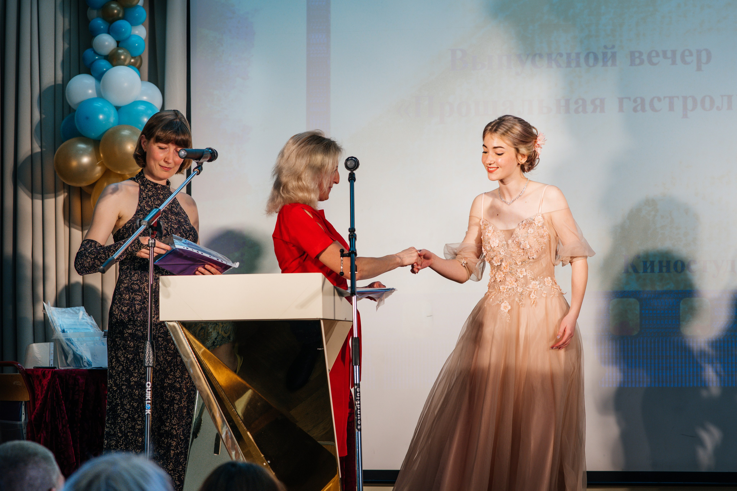 Вручение аттестатов. Выпускные альбомы в Подольске Москве и МО