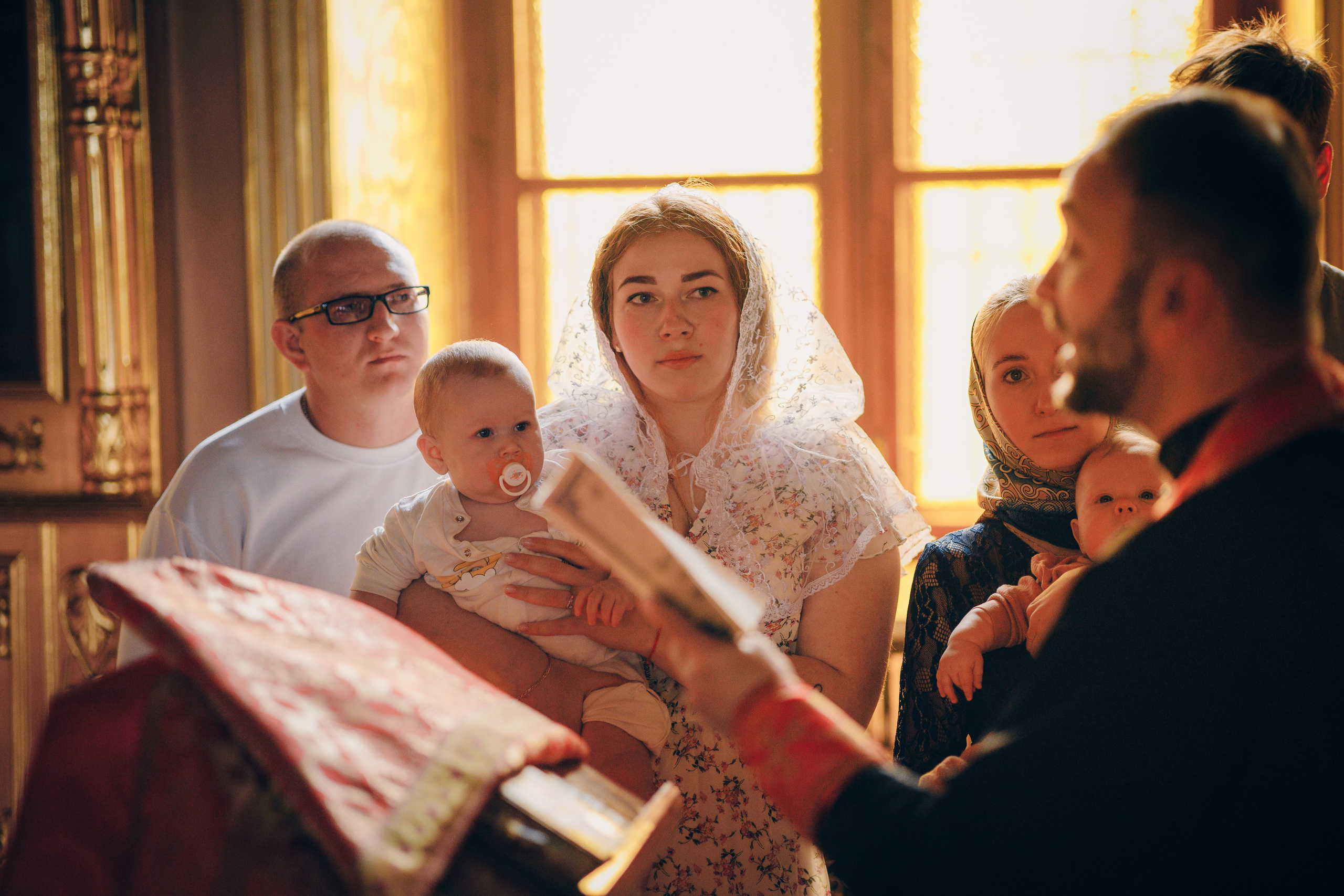 Зимняя съемка ребенка в церкви. Выпускные альбомы в Серпухове