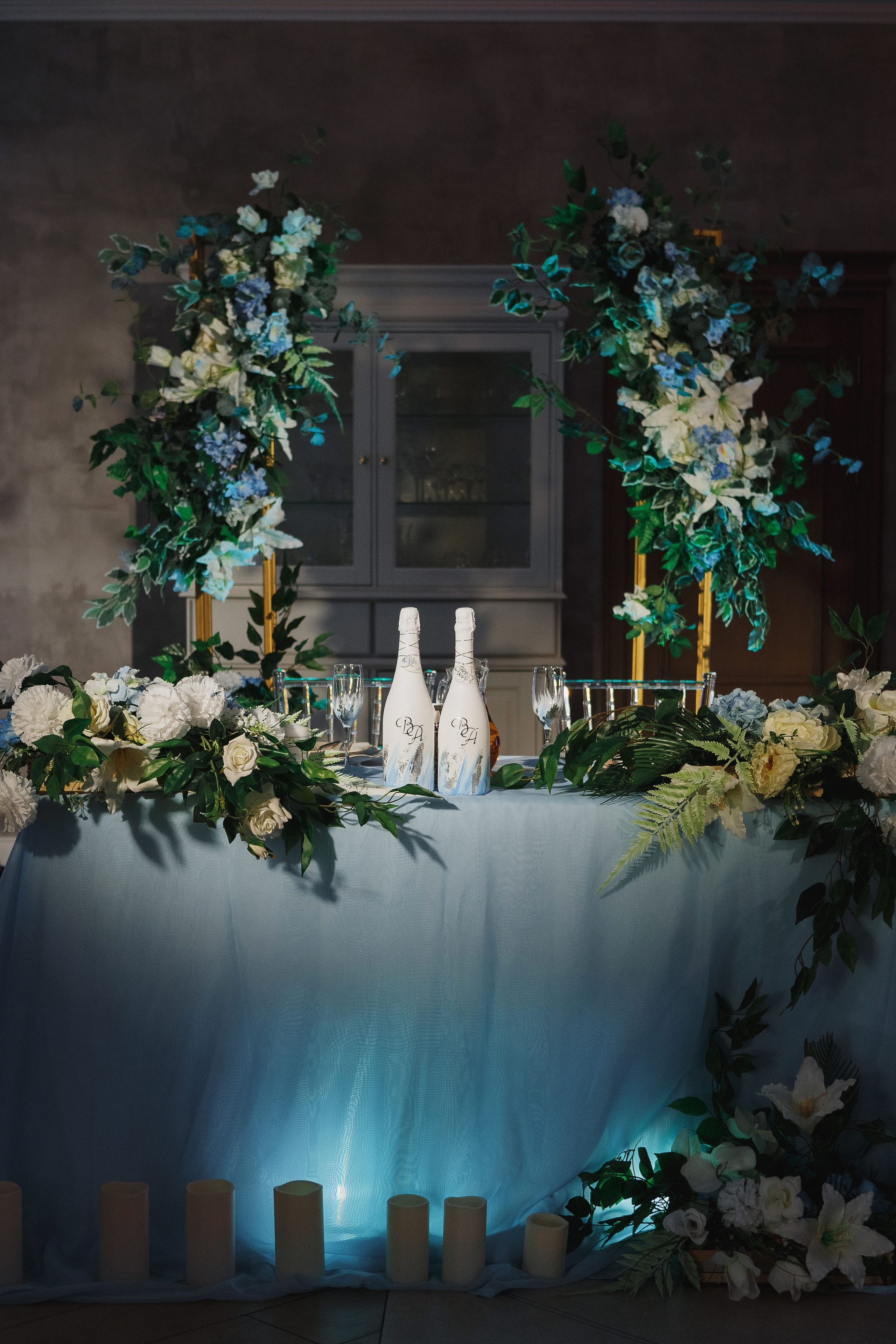 Роскошный декор свадебной церемонии в Голден Хорс, Таганрог: белые розы, золотистые украшения и свечи, создающие атмосферу романтики и изысканности для Виктора и Анастасии в их особенный день.