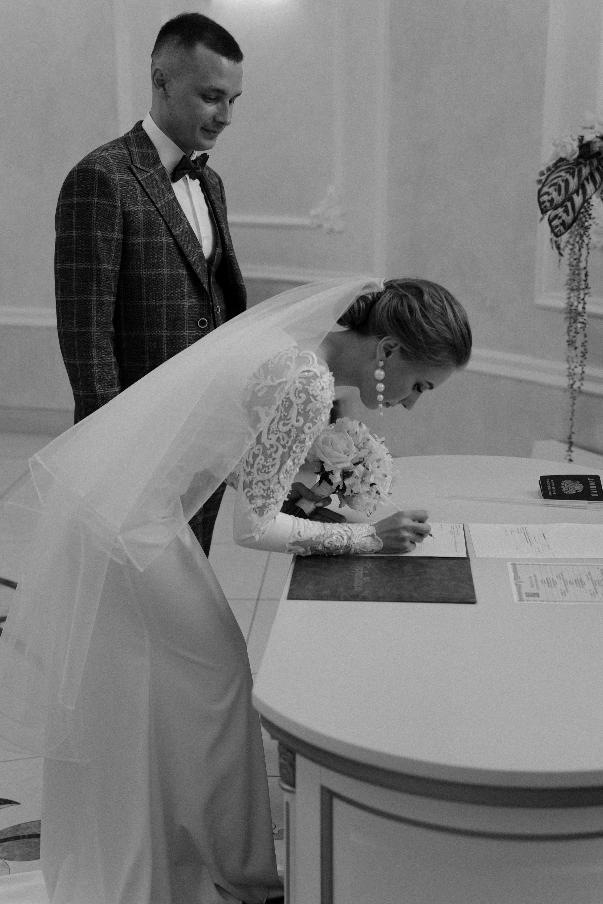 Роспись жениха и невесты фото в Загсе