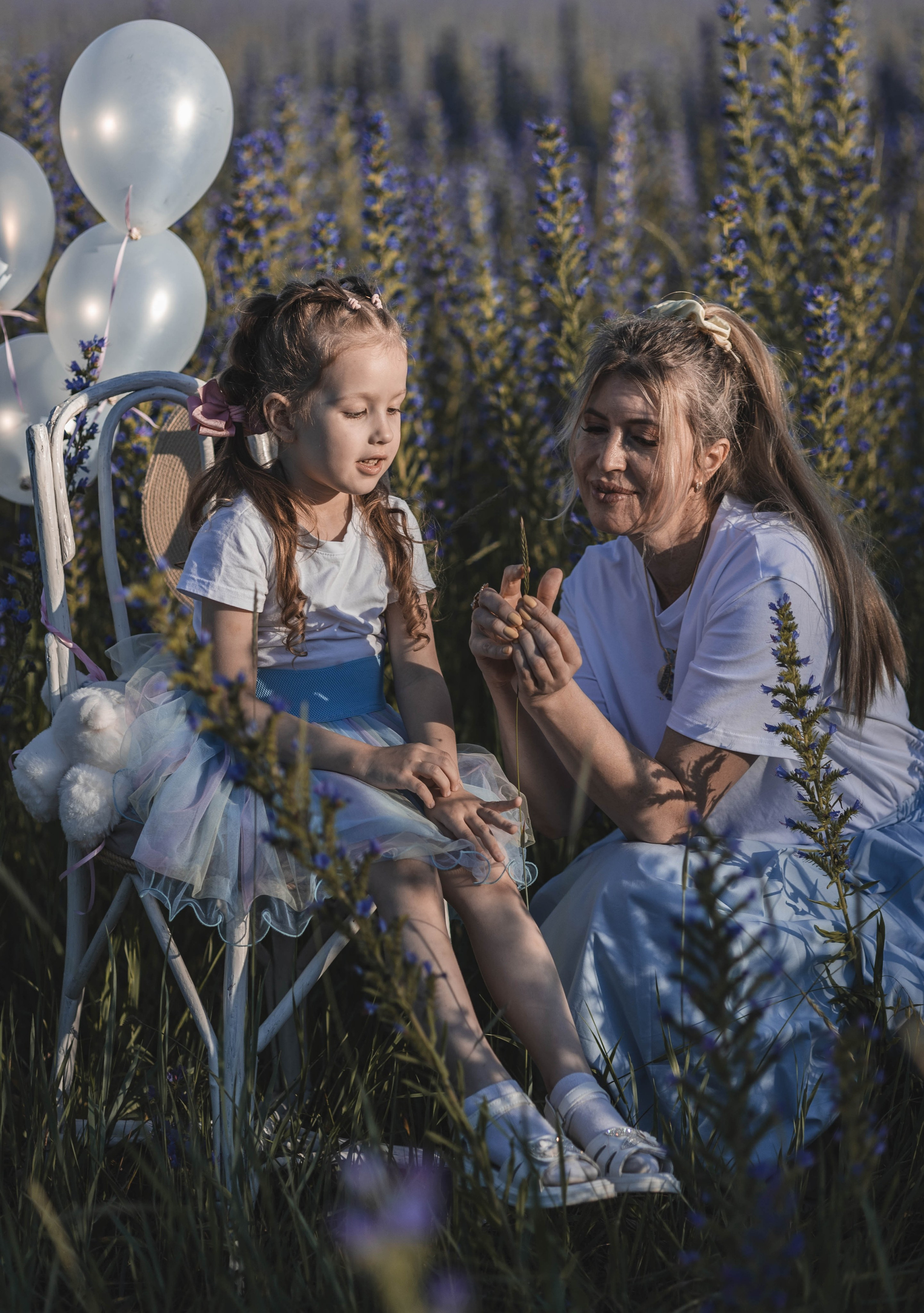 Внучка и бабуля прогулка на природе. Коммерческий фотограф