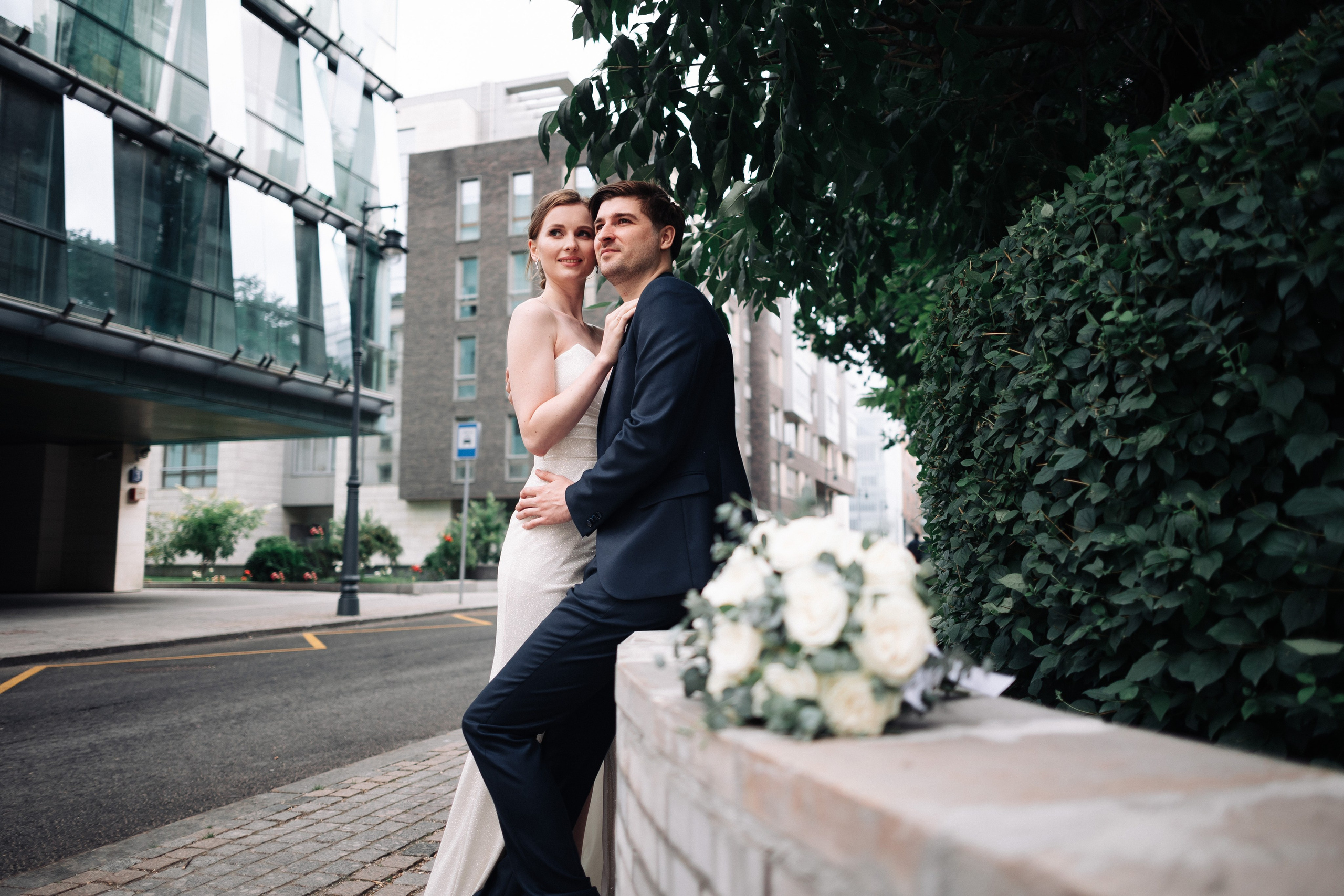 парная фотография молодоженов с букетом