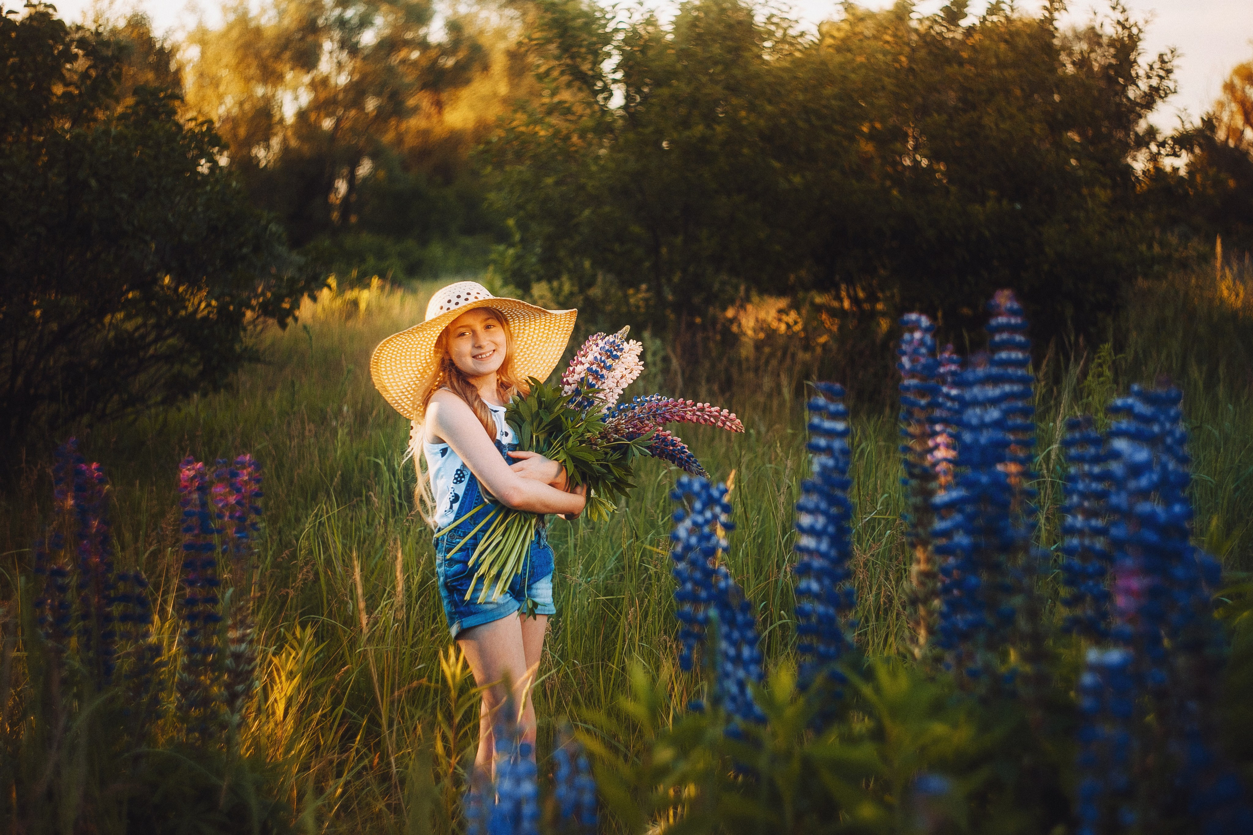 Солнечная Алена в Люпинах. Фотограф Сергей Логинов