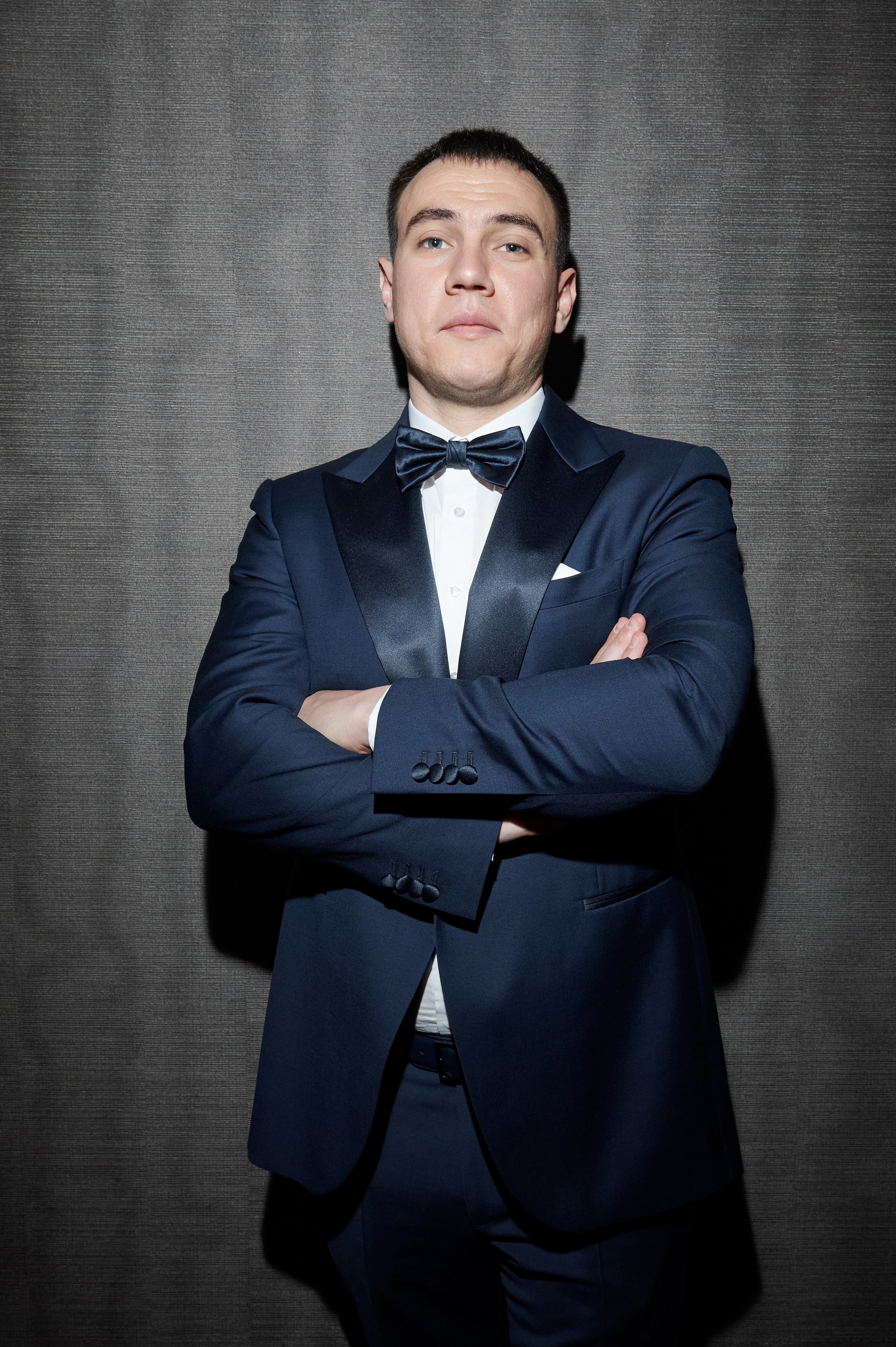 Обручальные кольца на подушке, деталь свадьбы, репортажная съемка свадьбы