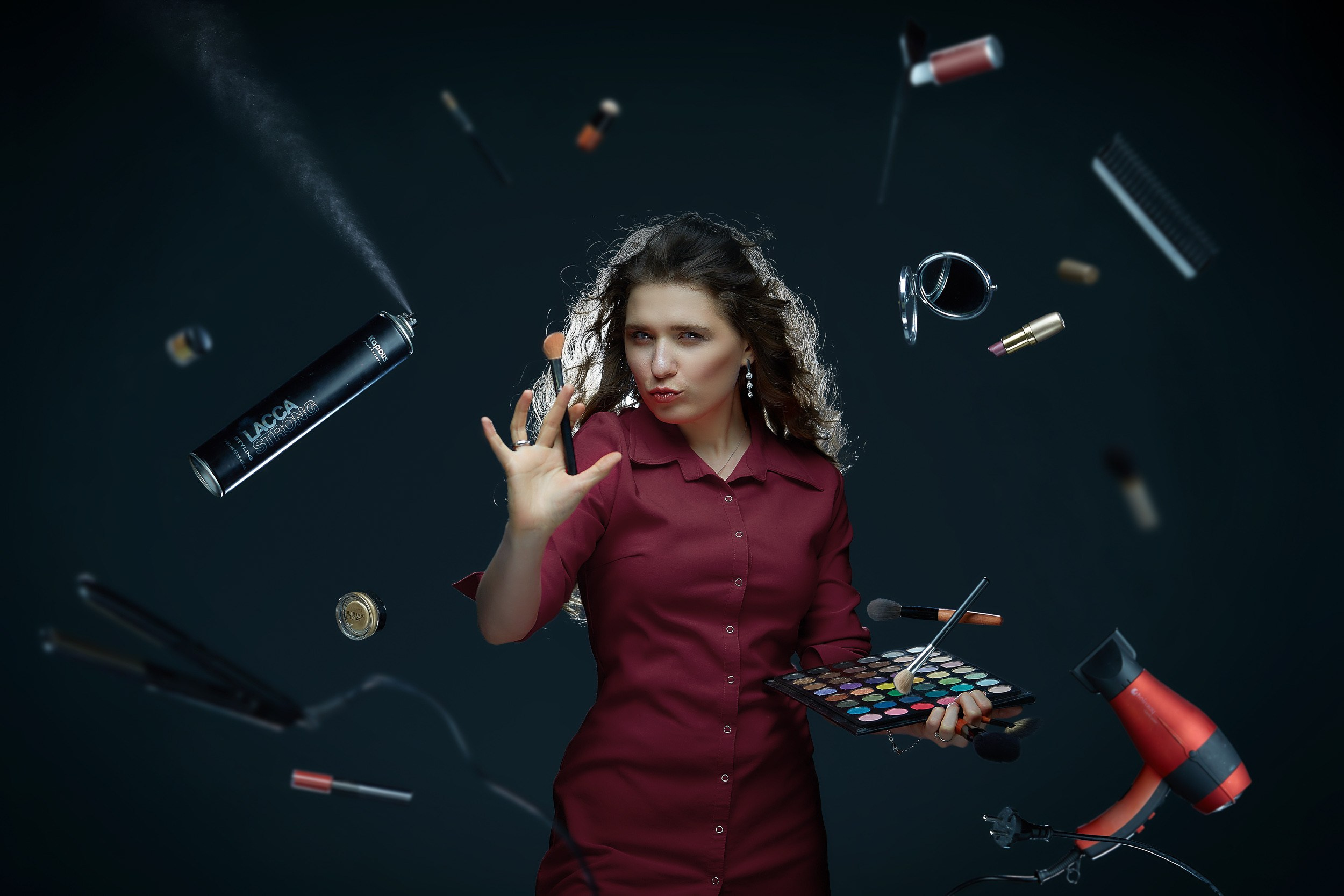 Фотосессия визажиста, стилиста в фотостудии для рекламы с летающими аксессуарами, авторский стиль Михаила Семенова