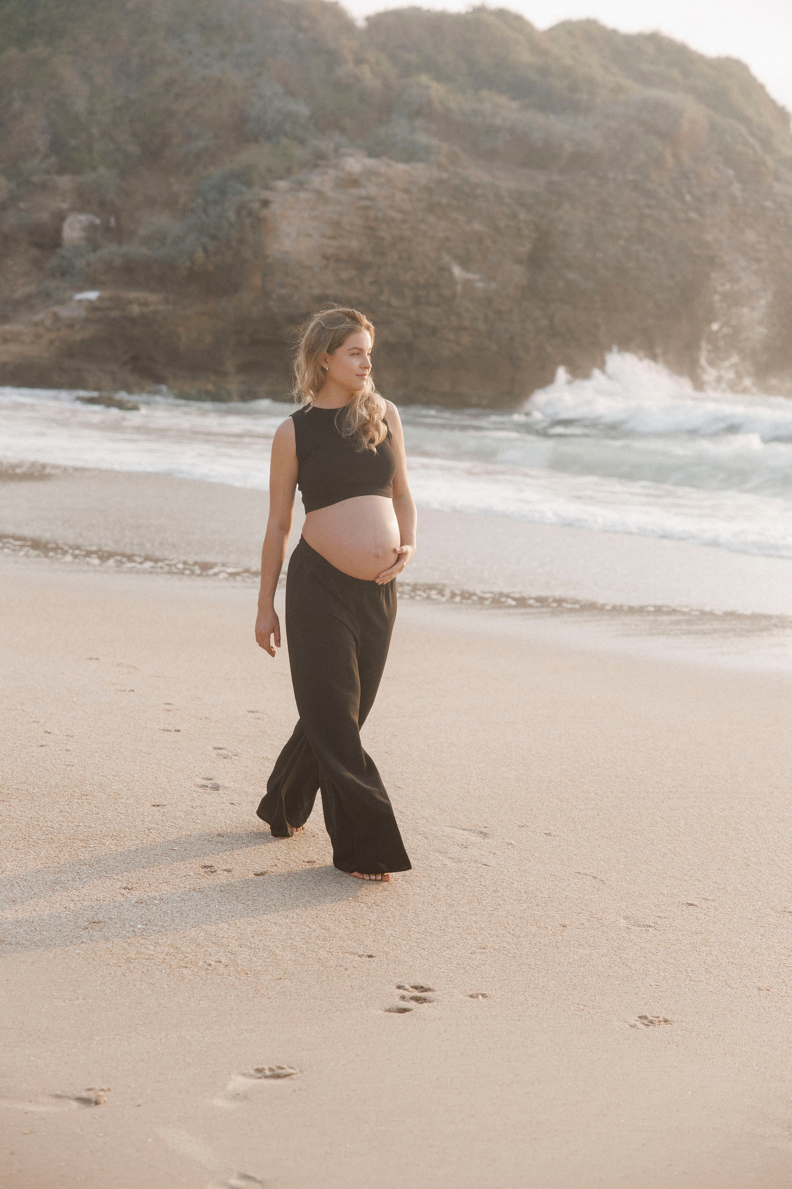 Pregnancy photoshoot near the sea (cloudy weather). Главная