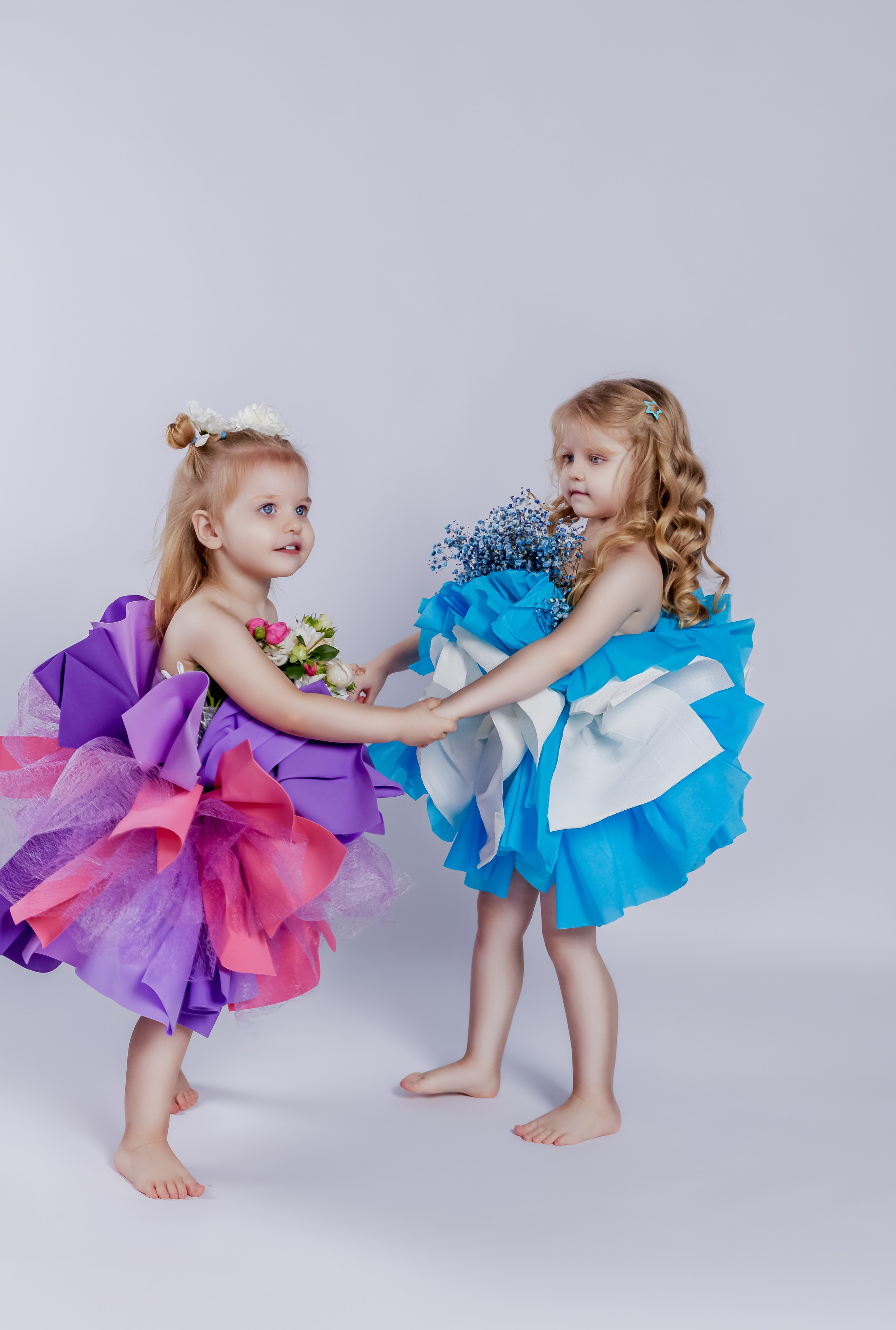 Цветочная фотосессия двух сестер в студии