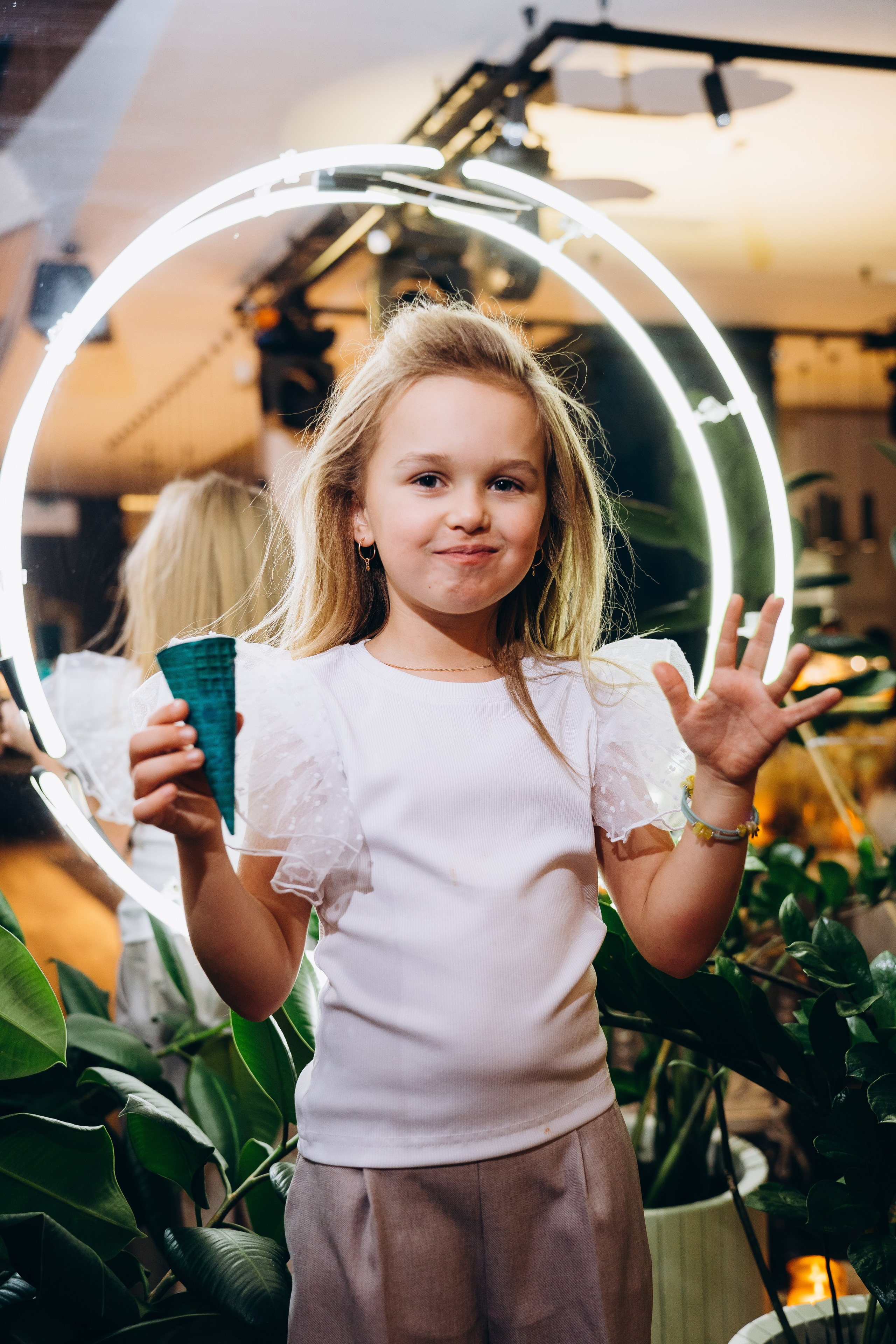 Веселые гости танцуют на свадебном банкете — репортажная съемка свадебных мероприятий в Москве с живыми эмоциями.