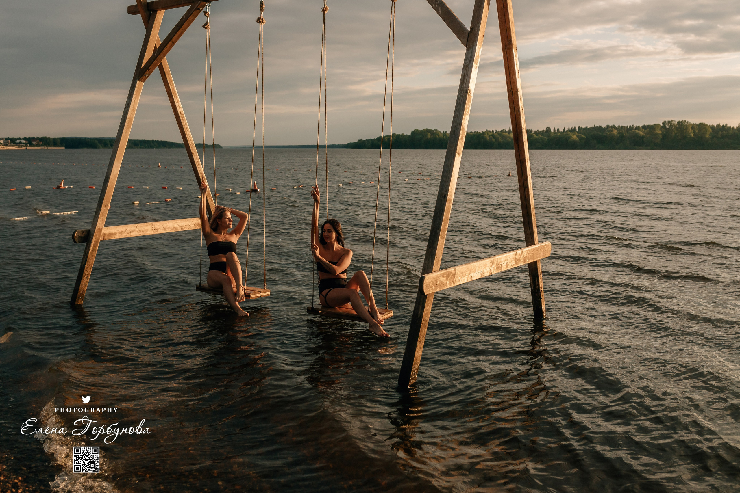Черная серия с тканью. Набережная. Александра и Таисия. Июль 2025 г. Фотограф Пермь. Свадьбы. Семья и дети, школа, д. сад. Фотокниги