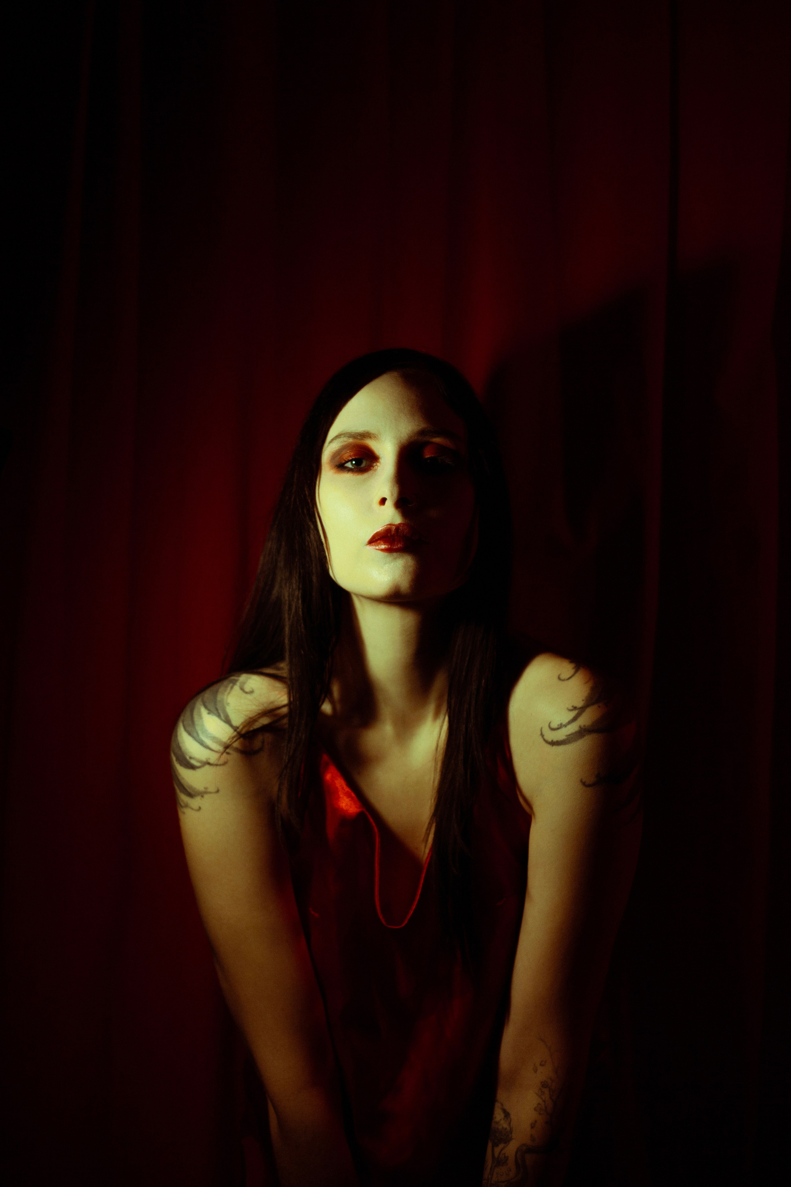 альтернативная мода, гот-стайл, вампирская эстетика, бледная кожа,ретро-готика, винтажная готика