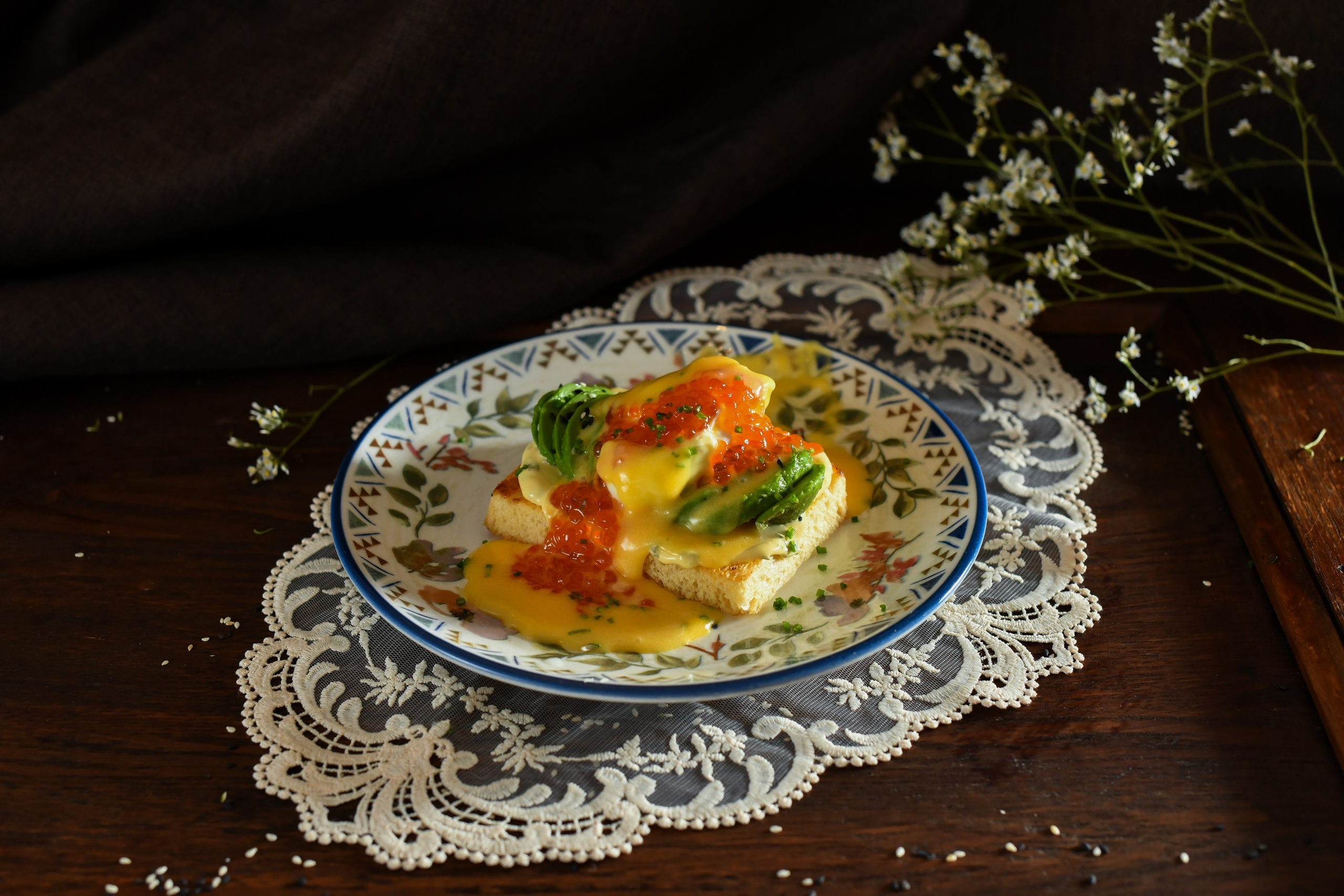 Тёмный фон, глубокие тени, драматичный свет, еда как главный герой в нуар-кино. Профессиональный фото и видео контент для бизнеса