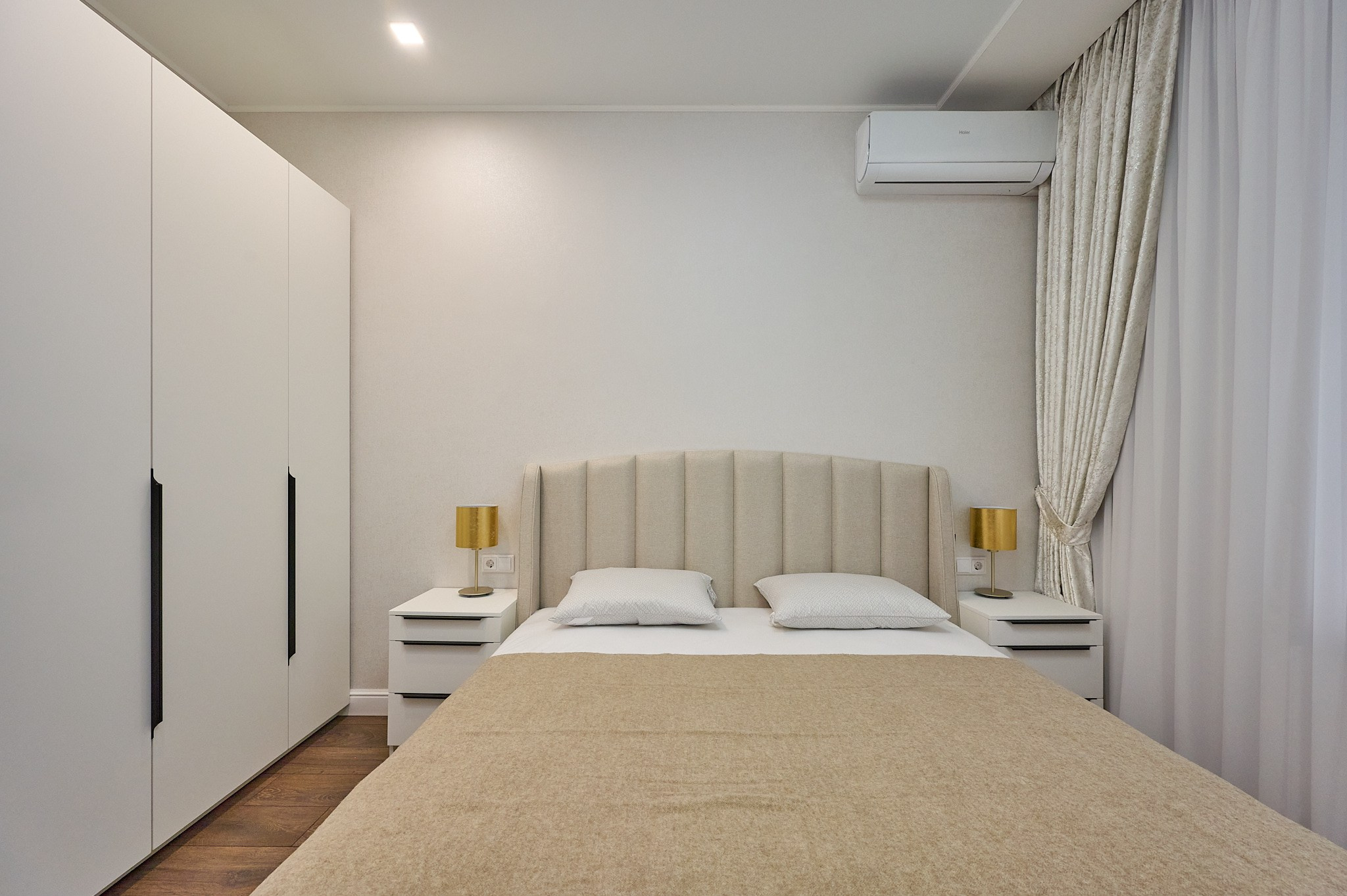 комната светлые оттенки белая кровать белые тумбы белый большой шкаф светлые шторы 