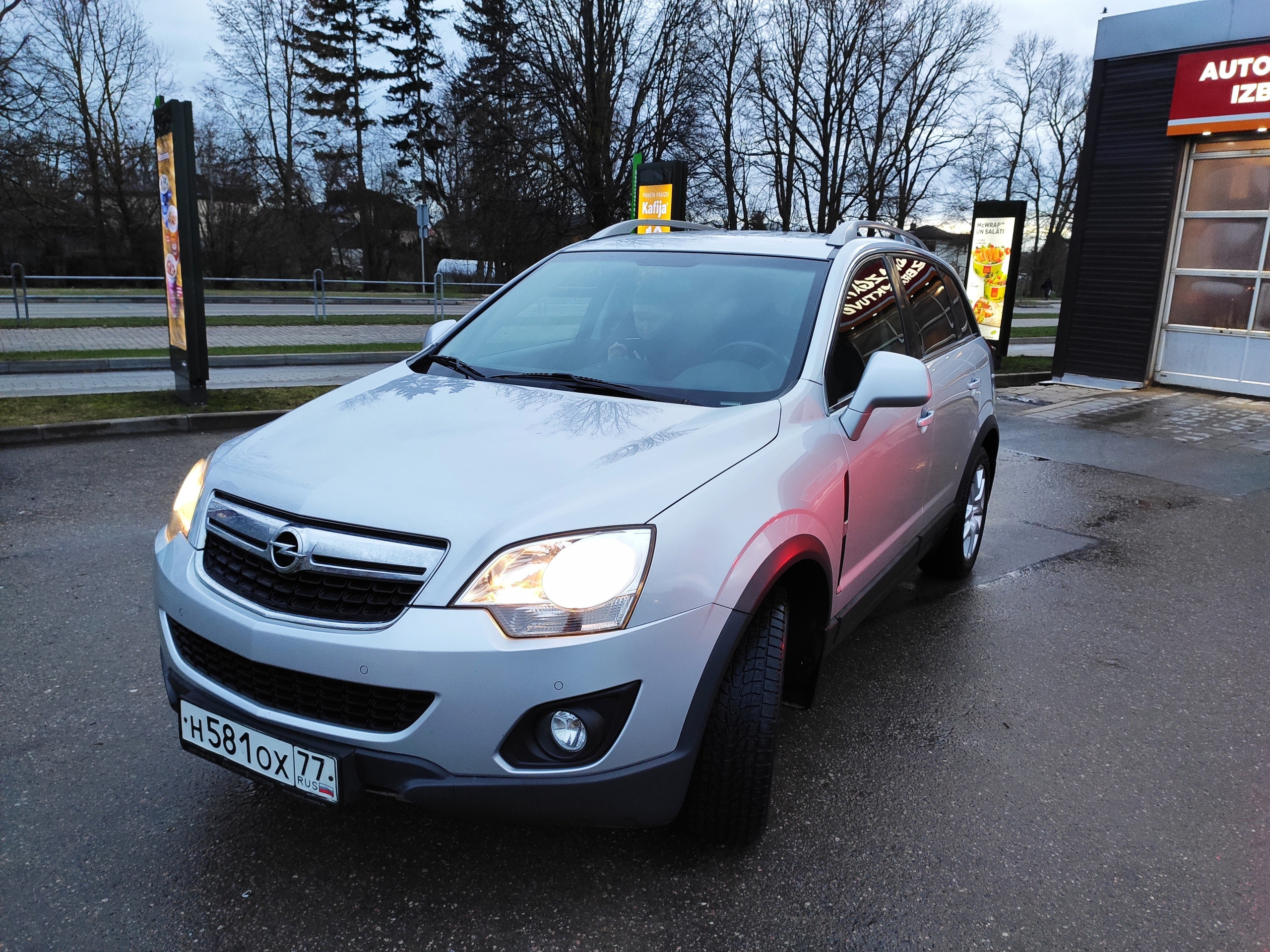 В такую чистую машину и садиться приятно