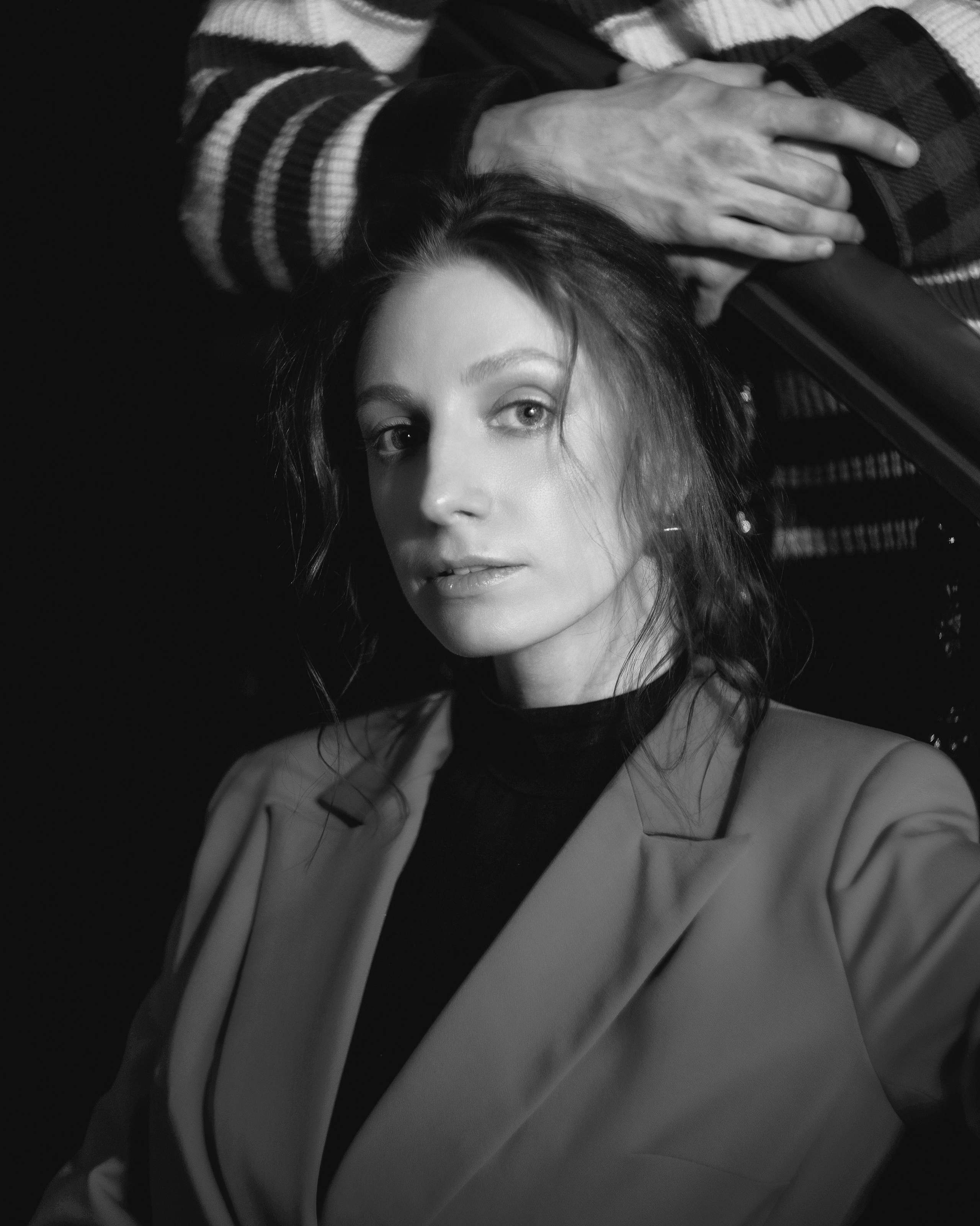 Черно-белый женский портрет в студии, авторская художественная фотосессия в темной эстетике с журнальной подачей в СПб