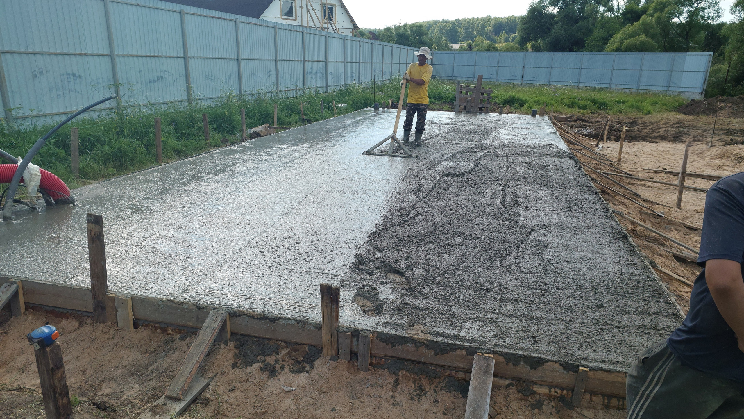 Заливка монолитной бетонной плиты фундамента. 