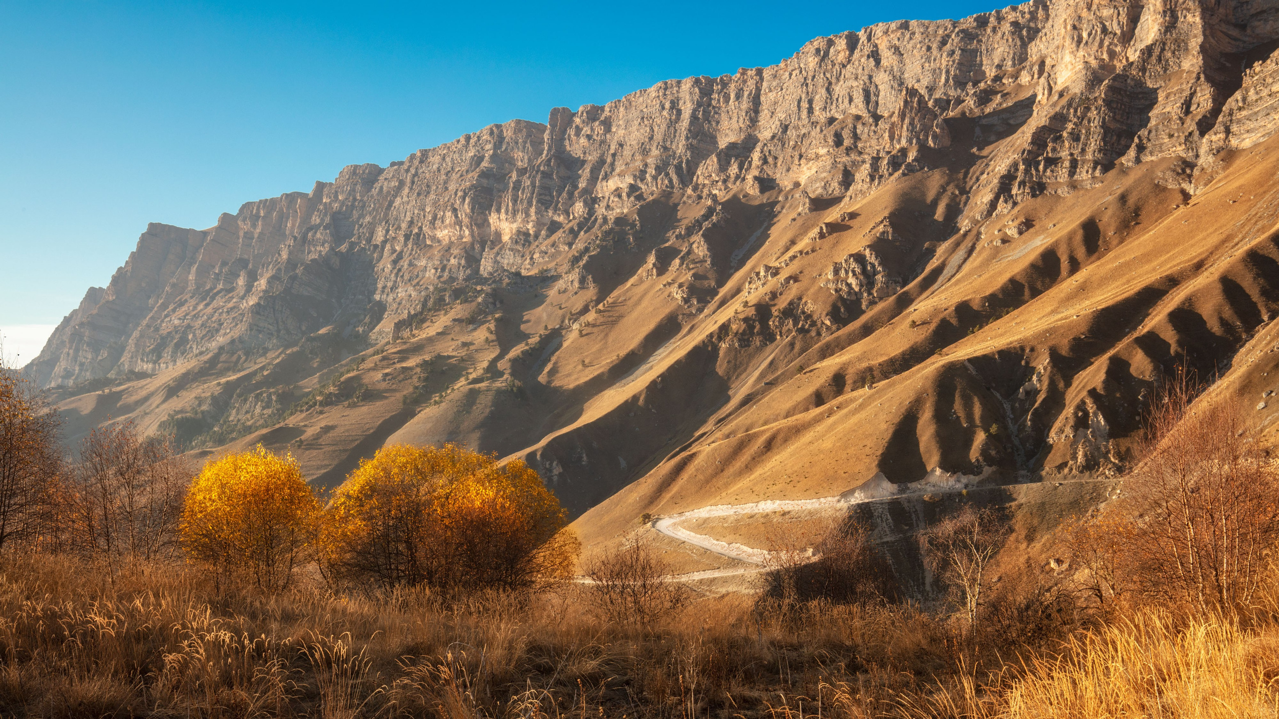 Хребет Цорейлам, формирует северную стену заповедника, нависая над ним, часто красиво подсвечивается солнцем, как на рассвете, так и на закате..