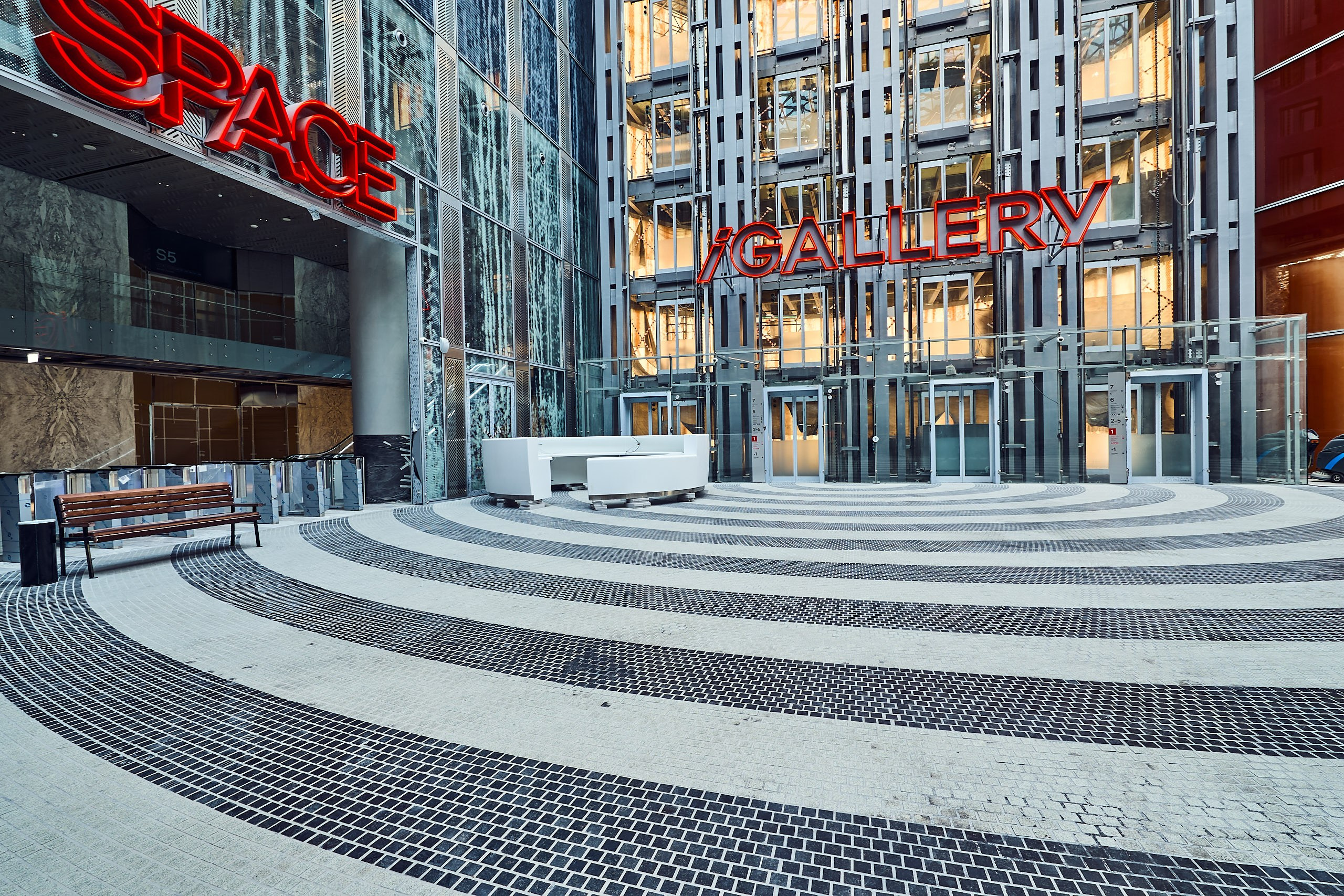 Интерьерная фотография главного лобби офисного комплекса iCity с видами входа в башню Space и в торговую галерею