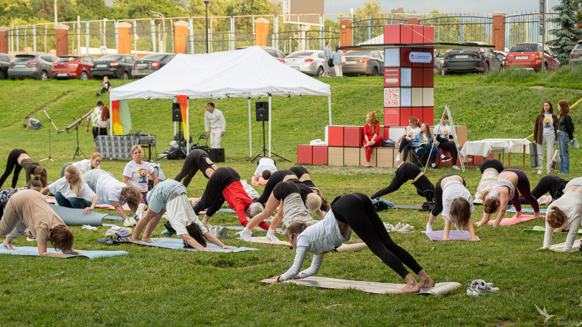 Международный день йоги в парке Горького. Репортажный фотограф в Казани Павел Серпокрылов