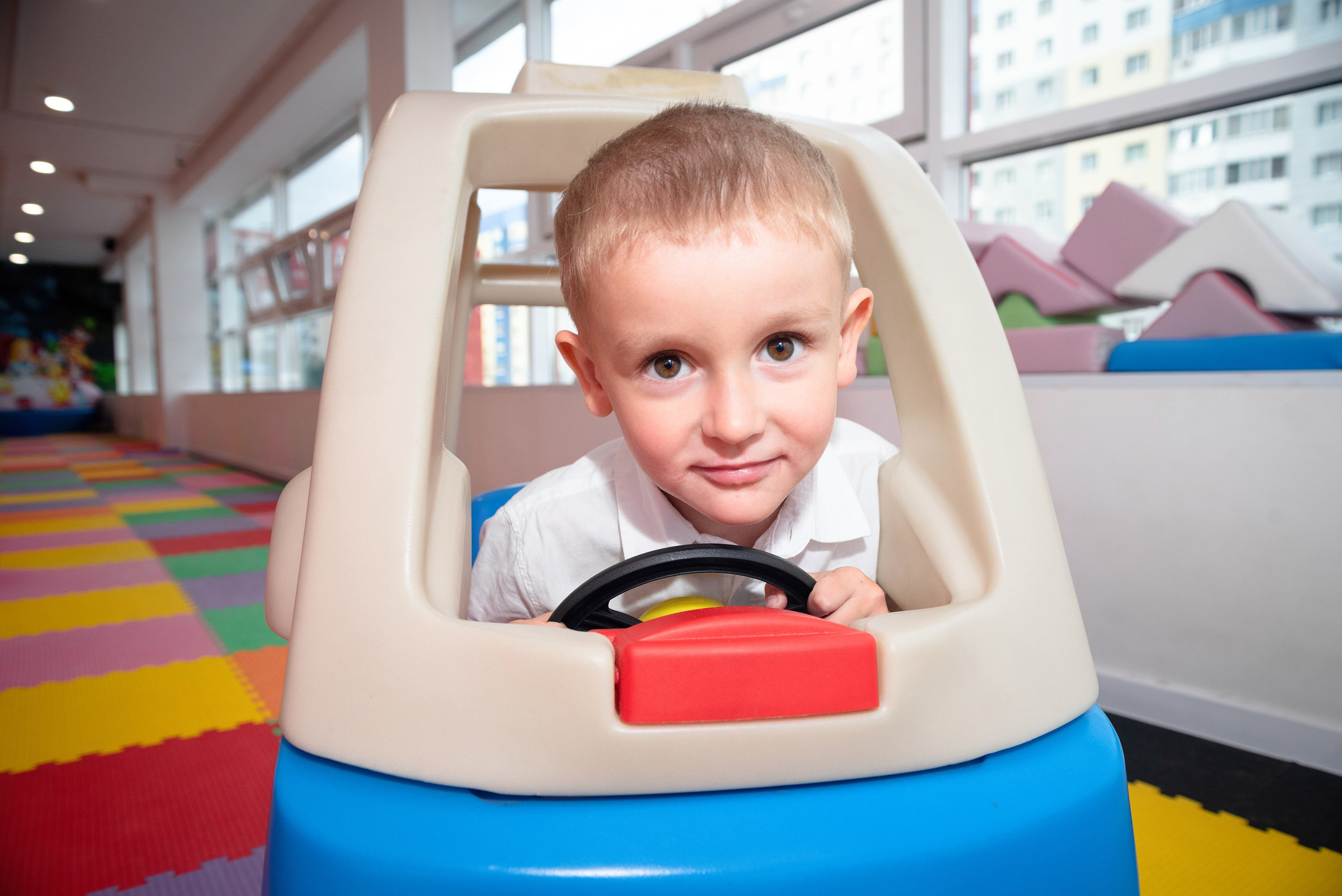 Профессиональный фотограф из Сургута/Нефтеюганска запечатлевает живое настроение и радость детско-подростковых праздничных мероприятий, включая дни рождения, выпускные вечера и семейные торжества.