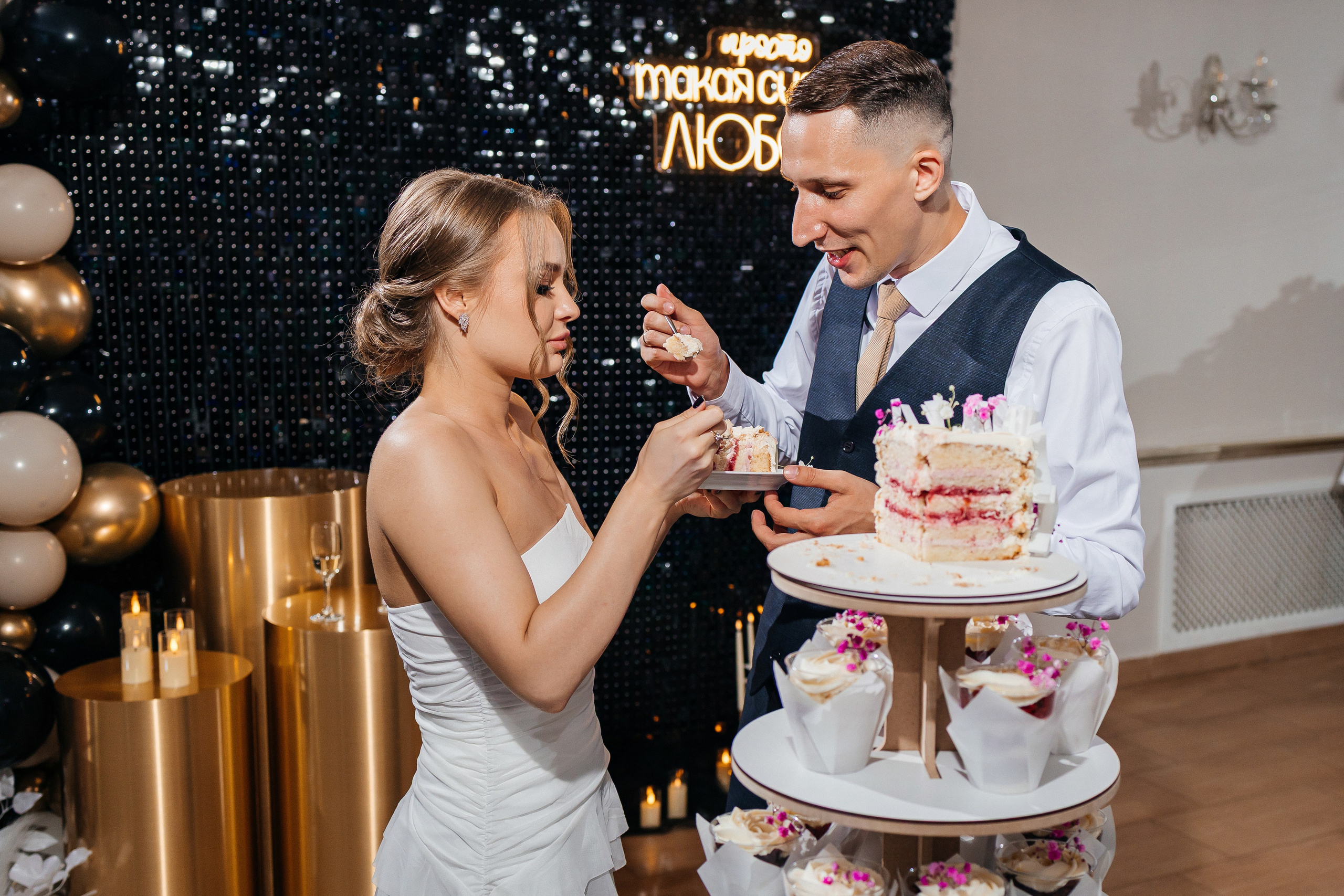 Красивый свадебный ужин в уютном ресторане. Олег Сверчков | Свадебный фотограф Вологда