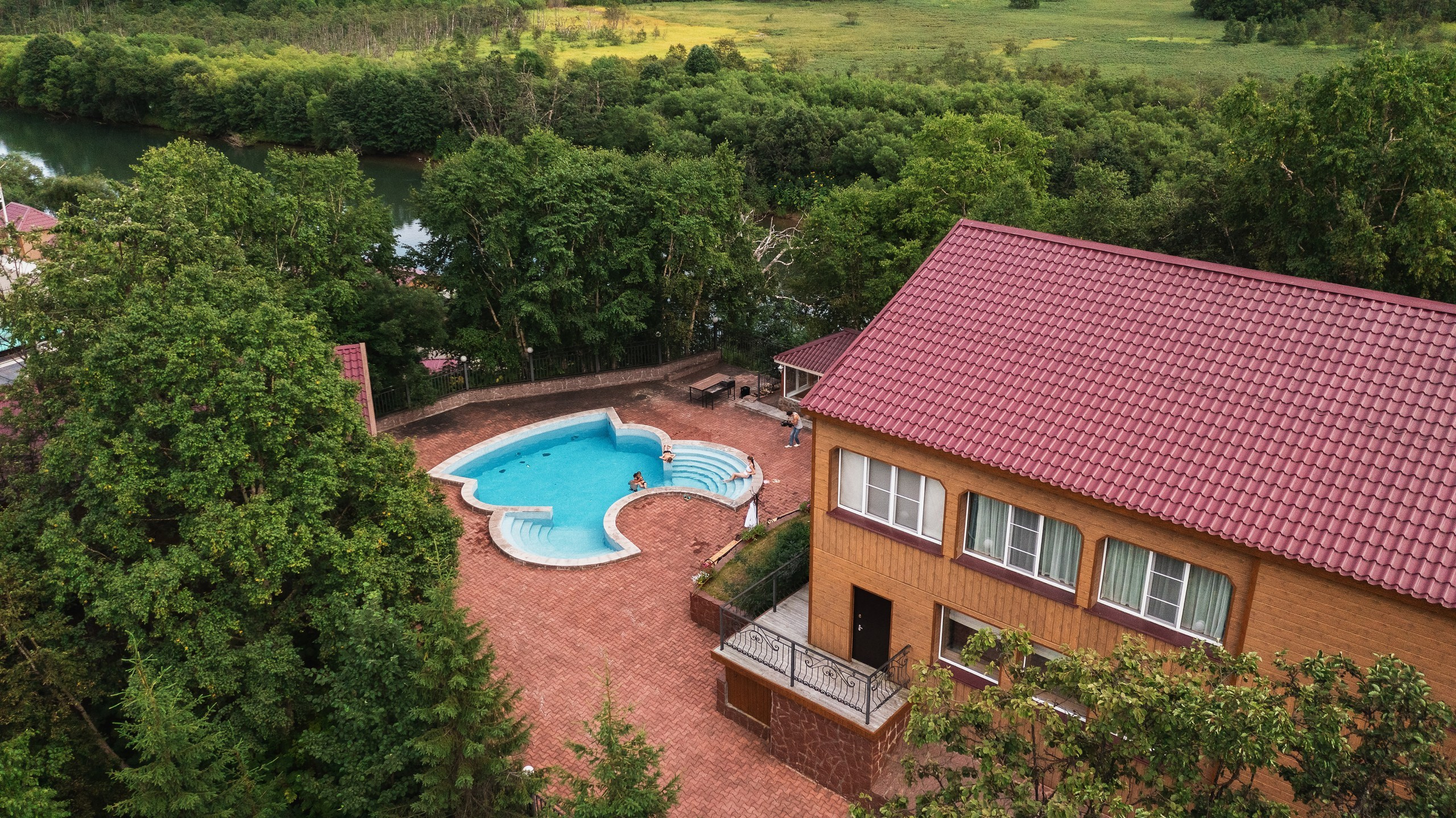 Фотосъемка домиков для отдыха в Петропавловске-Камчатском. Профессиональная фотосъемка интерьеров гостевых домов и баз отдыха на Камчатке. Детальные фотографии уютных номеров и живописного природного окружения. Цены на фотосъемку объектов туристического размещения в Петропавловске-Камчатском.