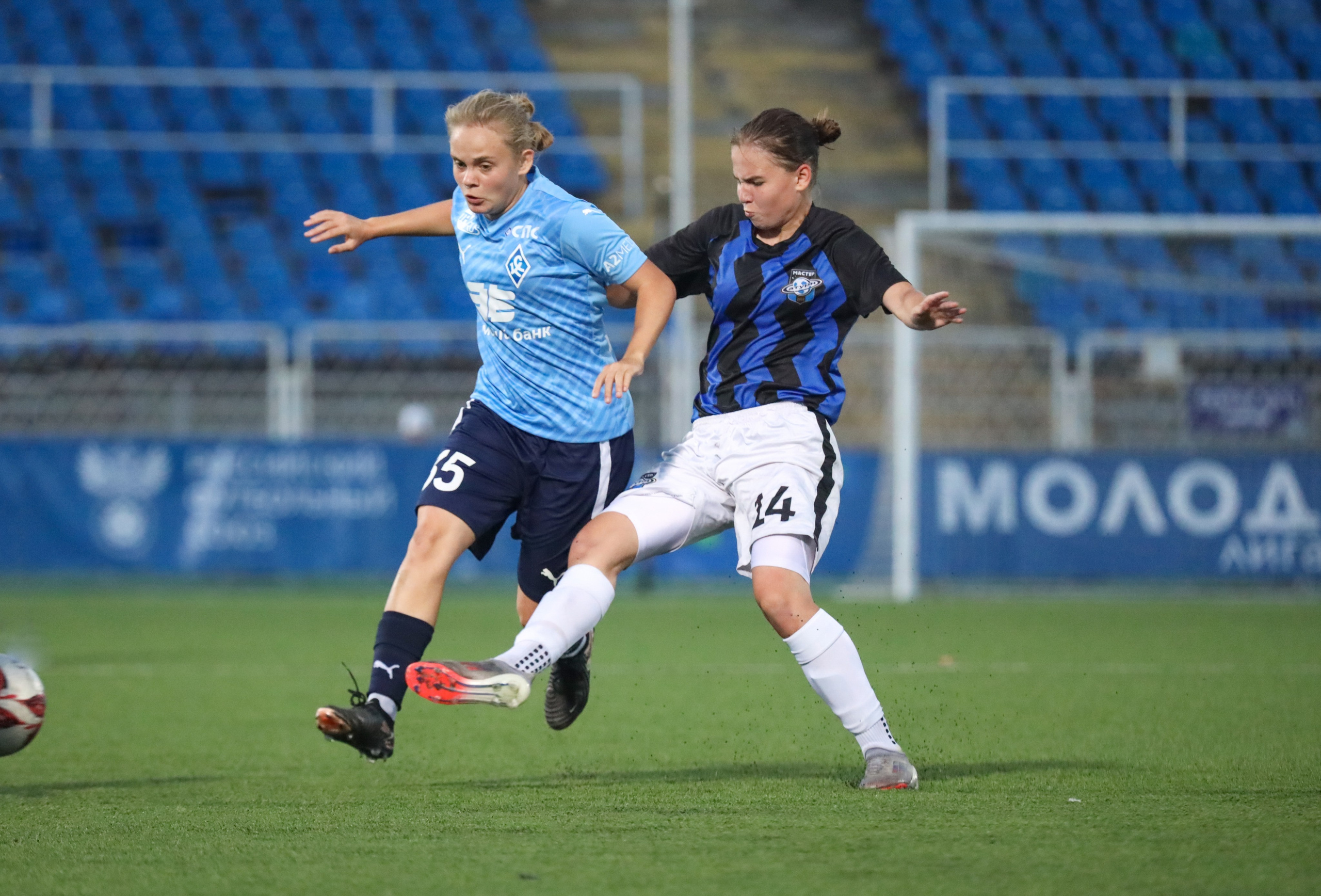 Крылья Советов — Мастер-Сатурн. Молодежная лига по футболу среди женских команд. Спортивный фотограф в Самаре