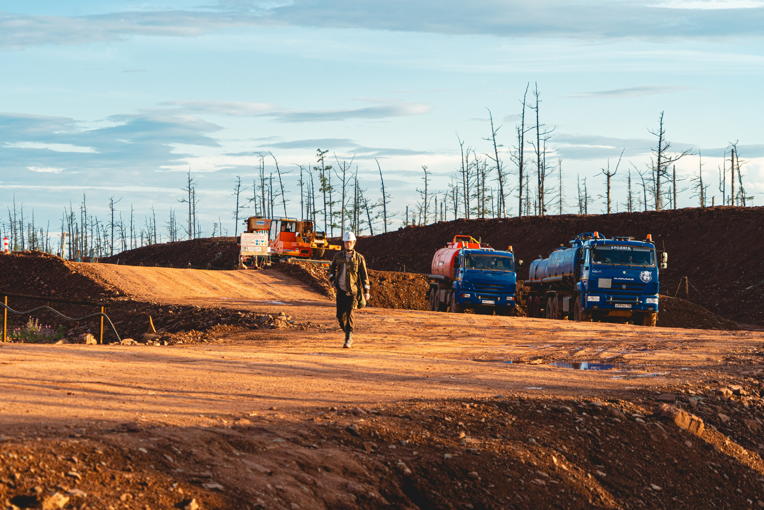 Репортажная (документальная) фотография. Занимаюсь профессиональной фотографией и живу рядом с Байкалом. Работаю в разных жанрах
