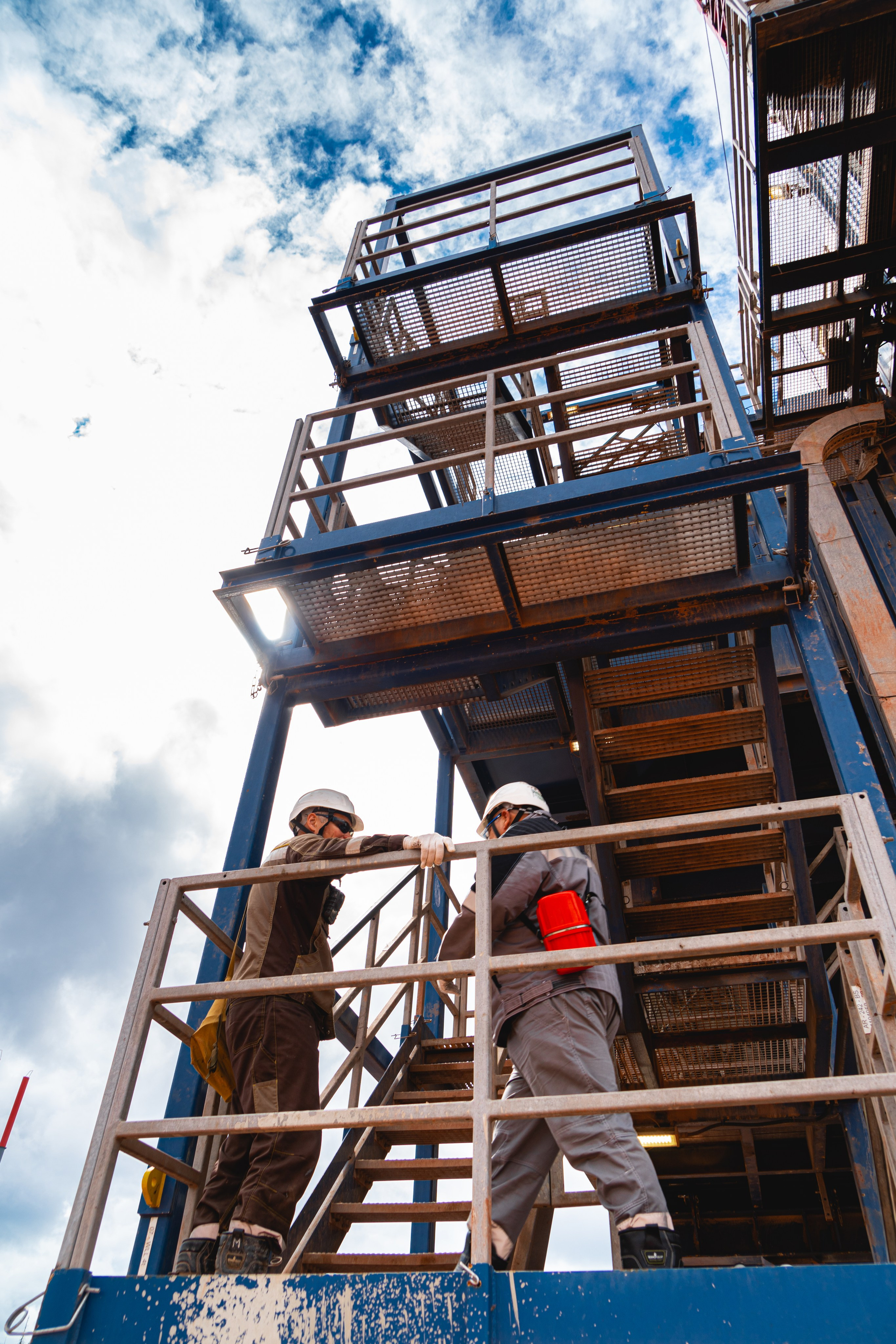 Репортажная (документальная) фотография. Занимаюсь профессиональной фотографией и живу рядом с Байкалом. Работаю в разных жанрах