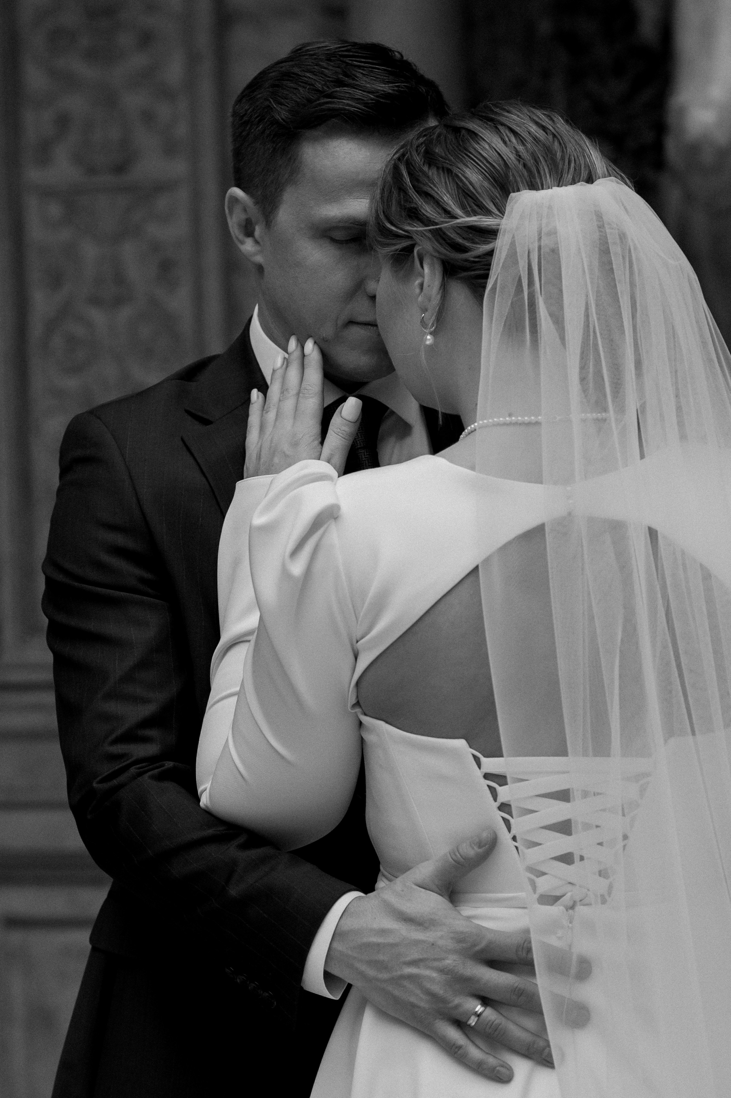 Свадебные сборы и фотосессия в отеле St. Regis. Свадебный фотограф Москва — Сергей и Татьяна