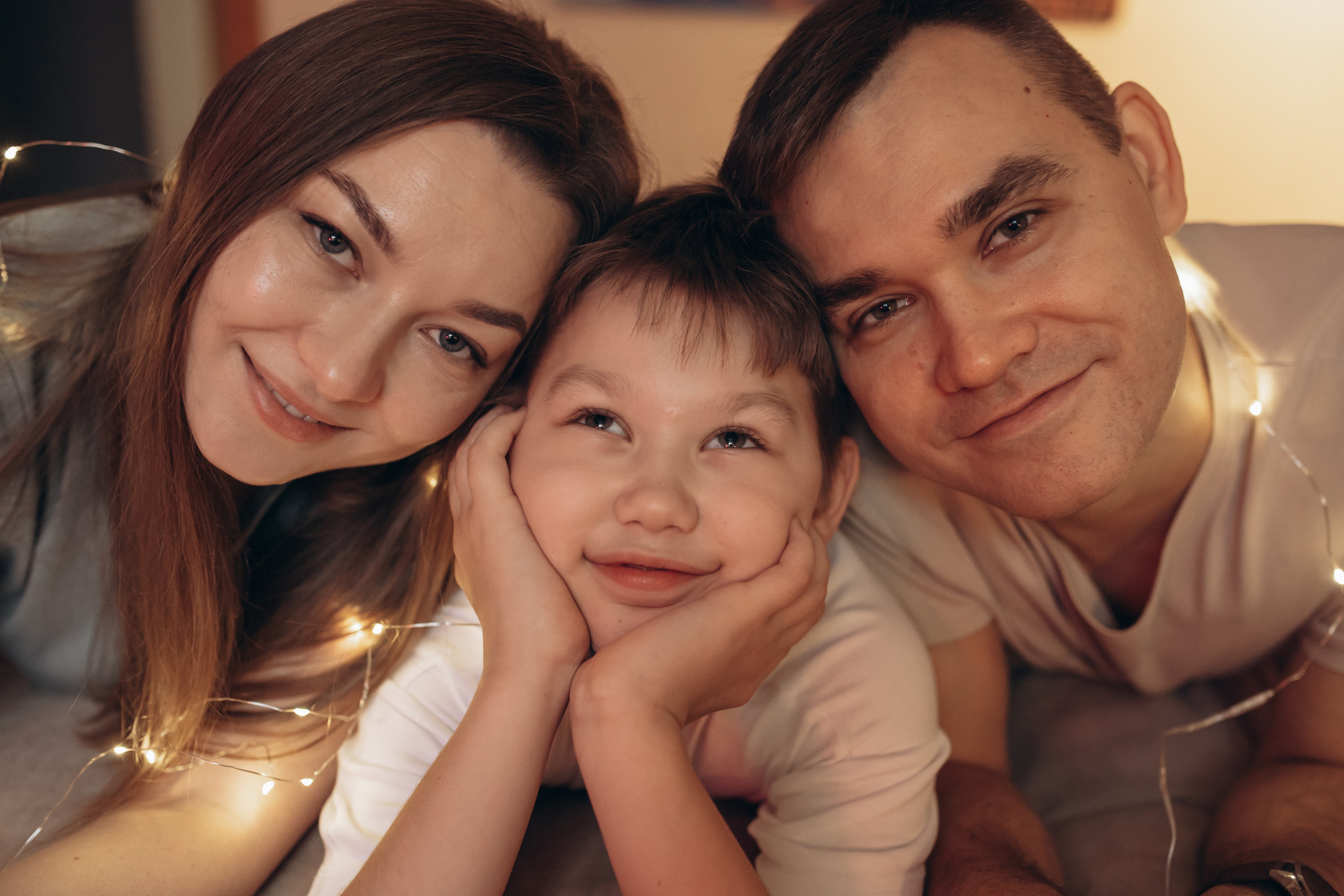 Саша, Катя и Ваня дома за пару дней до Нового года. Семейный фотограф в Томске Зарина Азизбаева