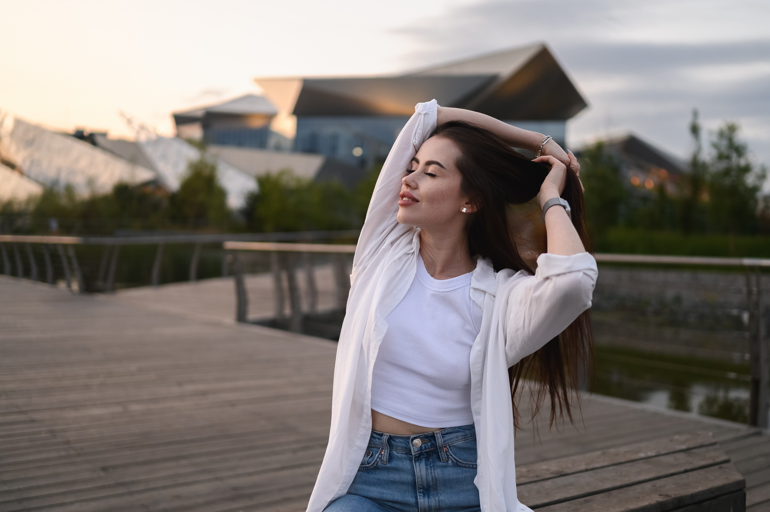 Портрет девушки в архитектурной среде нового Театра Камала — фотосессия в Казани