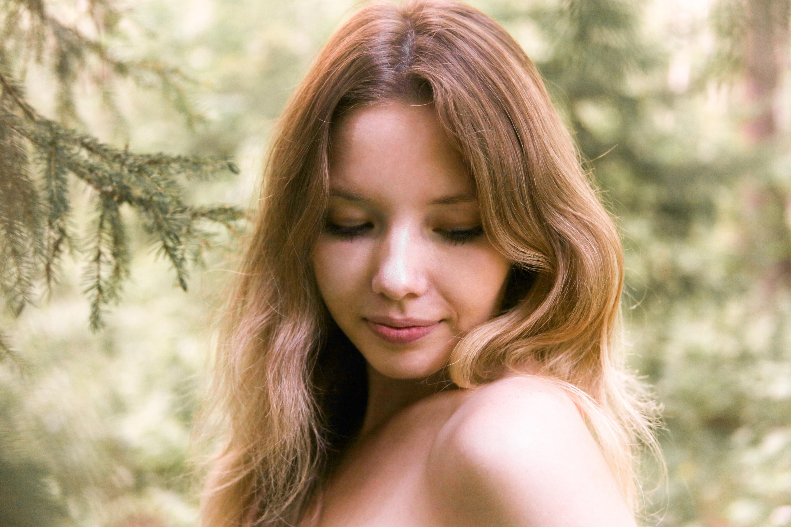 Маша в лесу босиком. Фотограф Пермь. Фотосессия в фотостудии Перми и на свежем воздухе