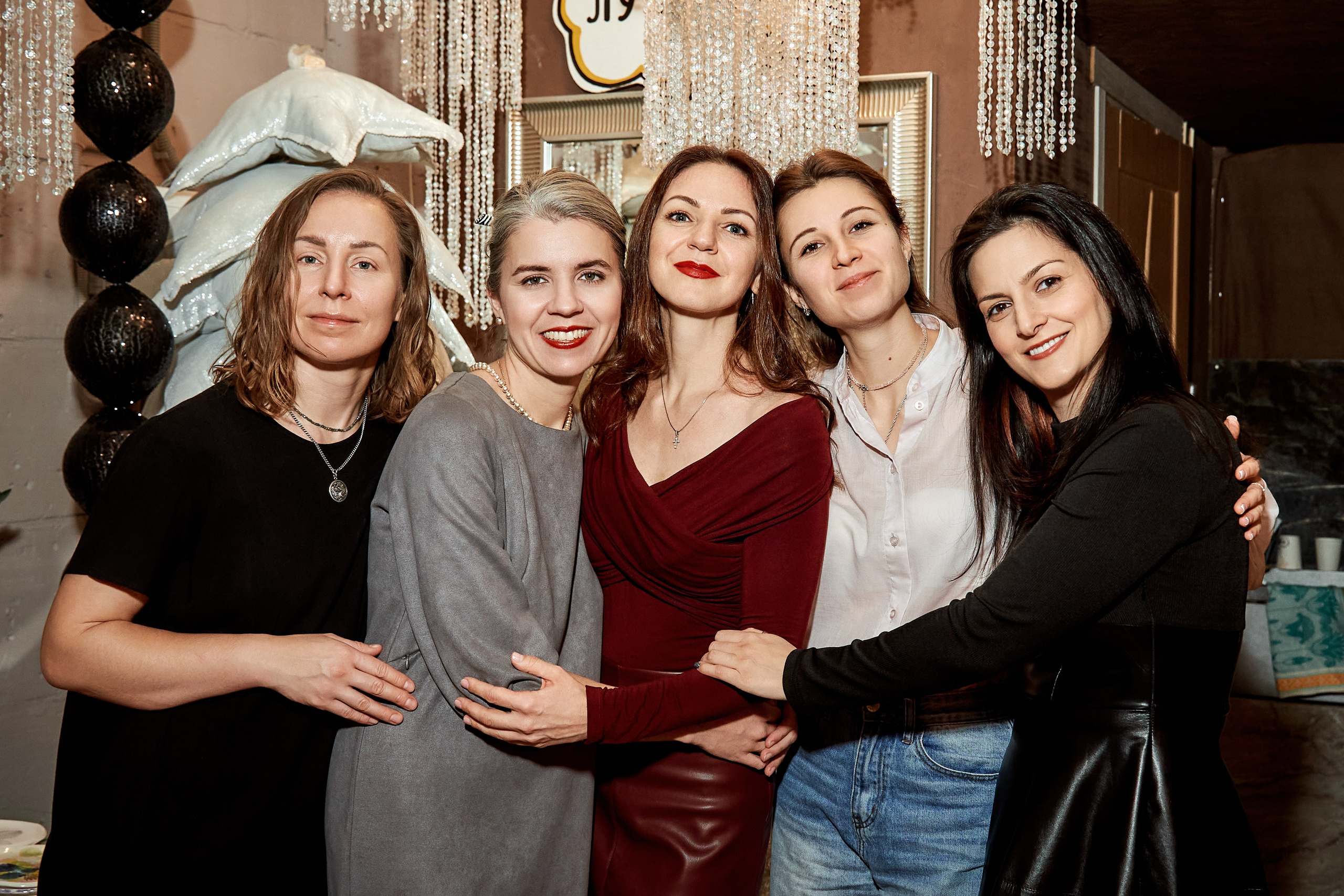 Групповая фотография девушек в гончарной мастерской 