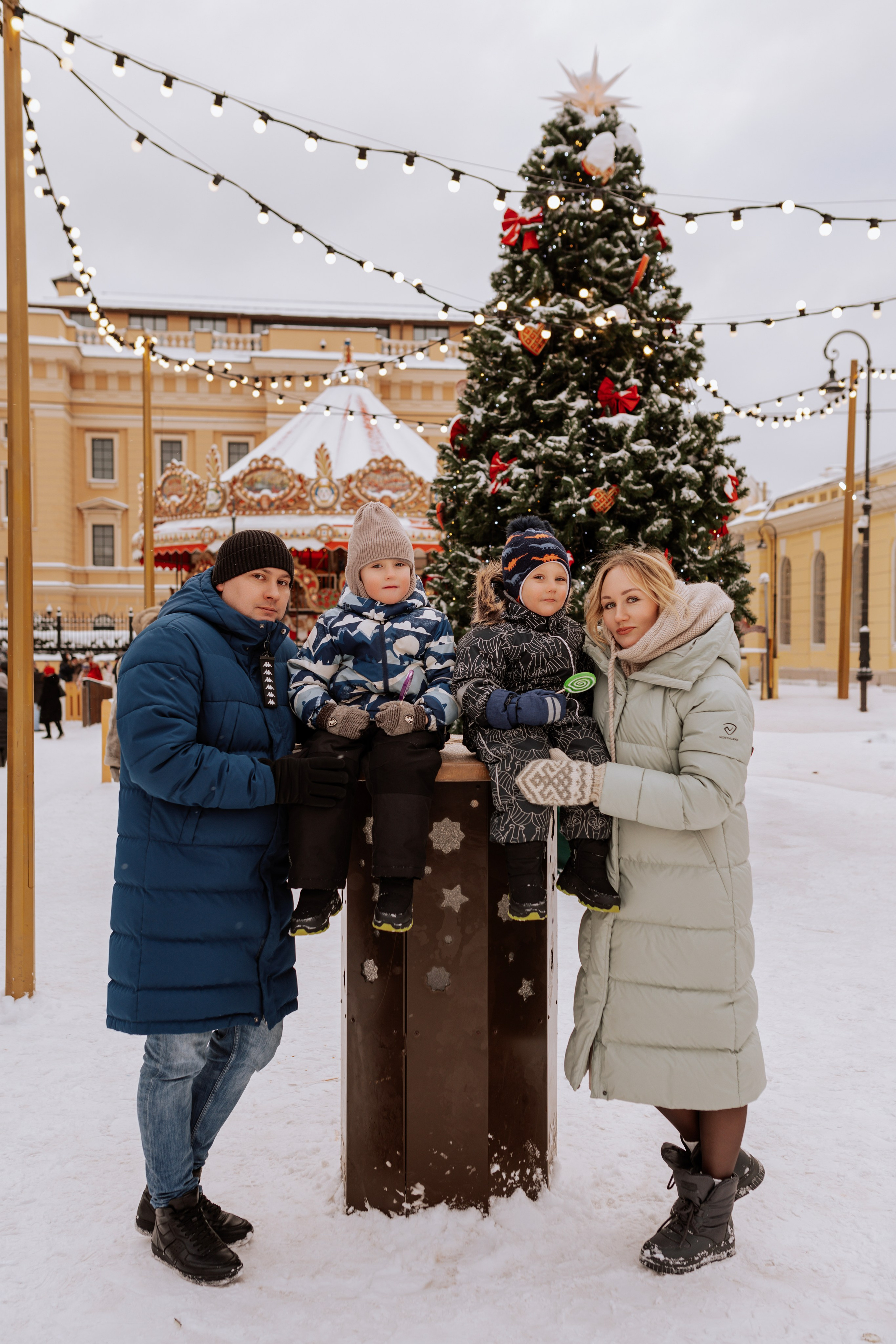 Семейная, Манежная площадь