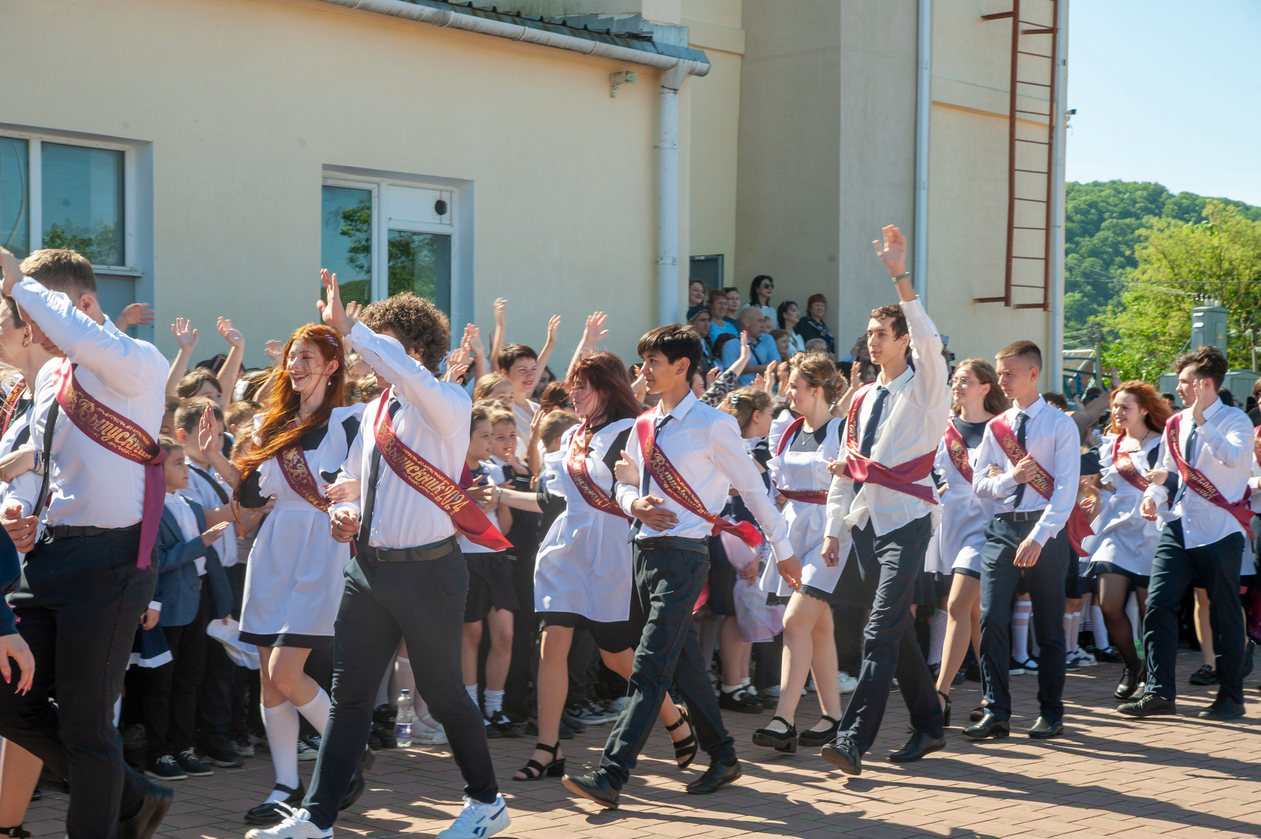 Последний Звонок МАОУ СОШ № 17 им. Эдуарда Есаяна — Архипо-Осиповка. Свадебный и семейный фотограф Денис Лукьянов в Краснодаре, Краснодарском крае и Республике Крым