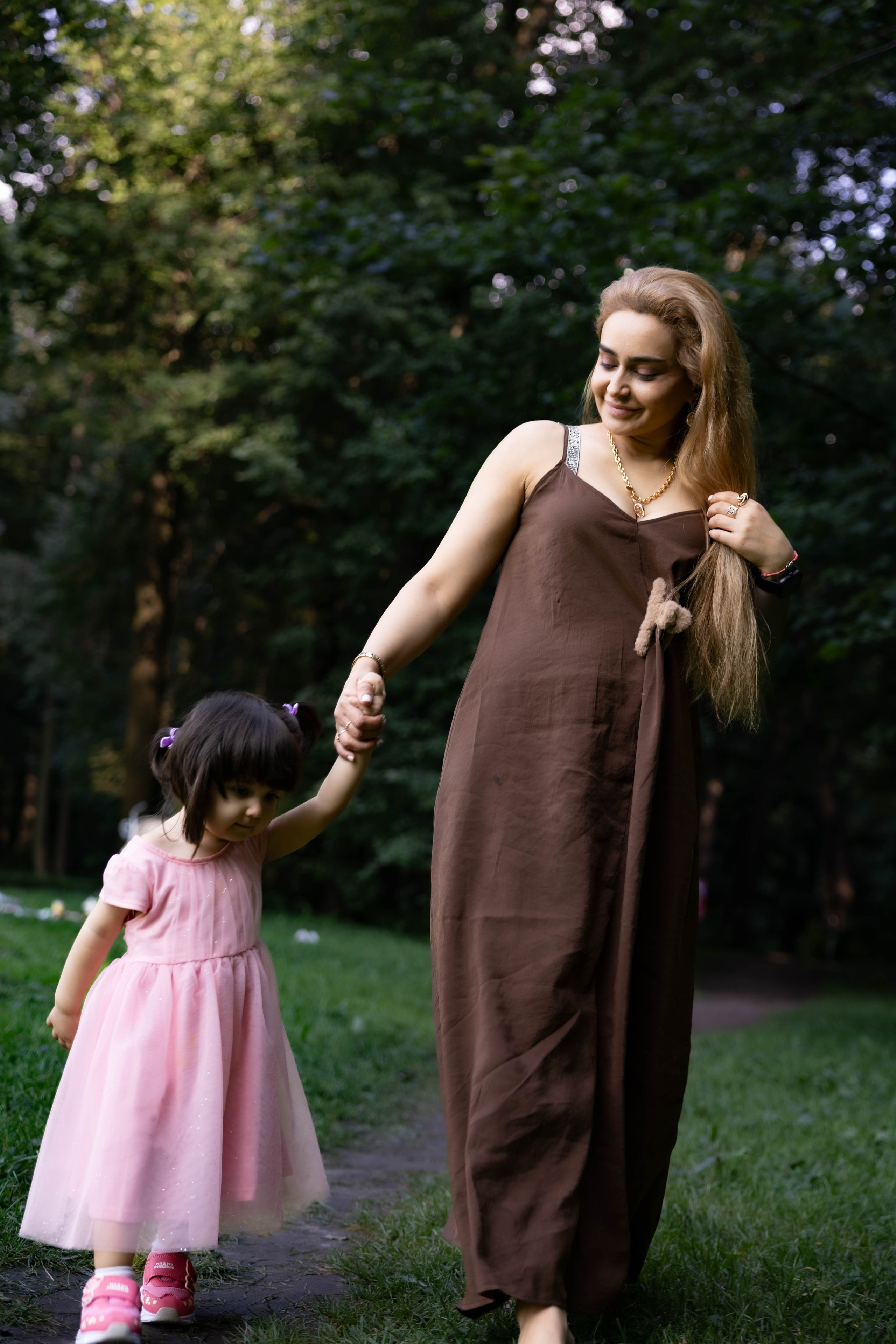 Прогулка мамы и дочки в парке