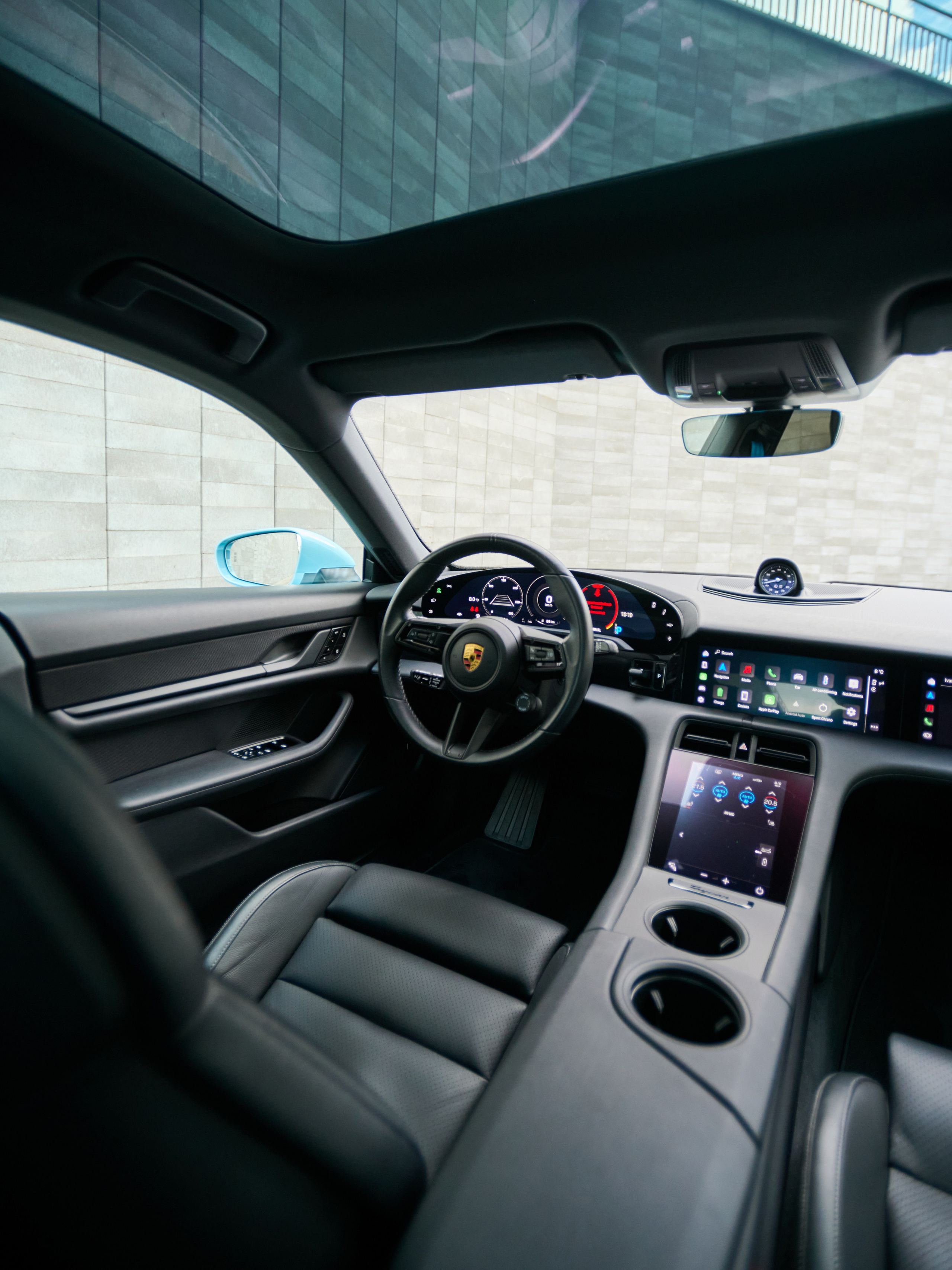 Салон Porsche Taycan 4S с панорамной крышей и передними сиденьями