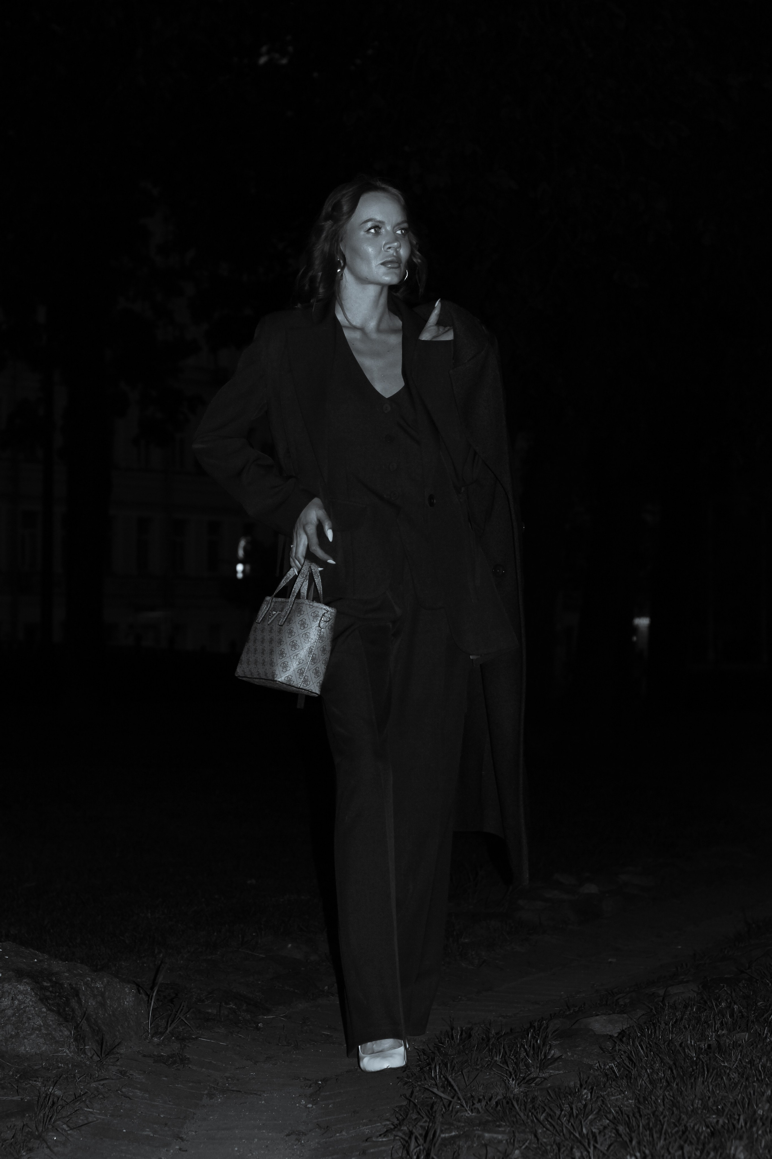 женская портретная фотосъёмка ночью