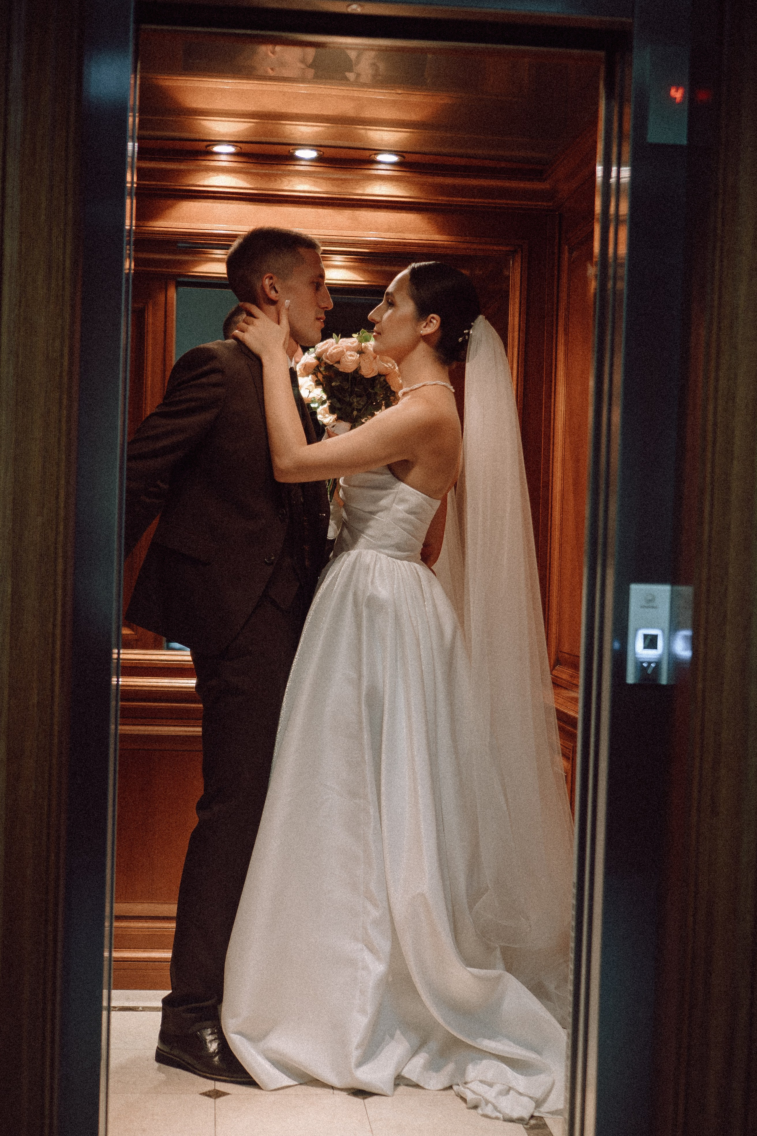 СВАДЕБНАЯ ПРОГУЛКА В САНТК-ПЕТЕРБУРГЕ (ИСАКИЕВСКИЙ СОБОР, ЗИМНЯЯ КАНАВКА, ЭРМИТАЖ И БОЛЬШАЯ МОРСКАЯ УЛИЦА). Профессиональный фотограф, Санкт-Петербург — Виктория Богомолова