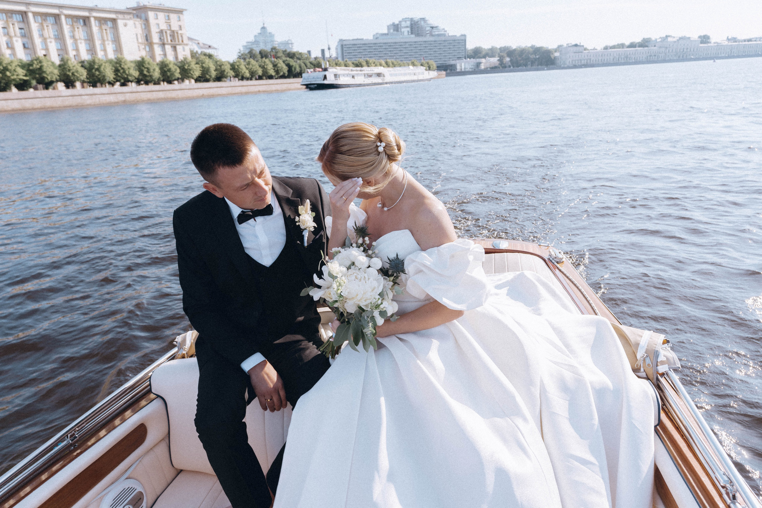 СВАДЕНБНАЯ СЬЕМКА НА КАТЕРЕ ПО КАНАЛАМ САНКТ-ПЕТЕРБУРГА И В АКВАТОРИИ НЕВЫ. Профессиональный фотограф, Санкт-Петербург — Виктория Богомолова